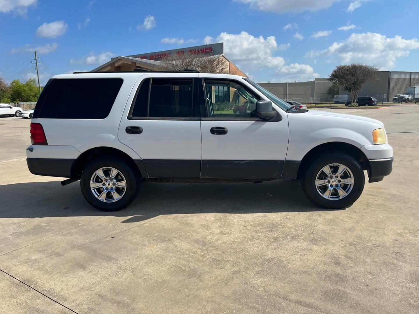 2004 white /gray Ford Expedition XLS 4.6L 2WD (1FMRU13W34L) with an 4.6L V8 SOHC 16V engine, 4-Speed Automatic Overdrive transmission, located at 14700 Tomball Parkway 249, Houston, TX, 77086, (281) 444-2200, 29.928619, -95.504074 - Photo#7