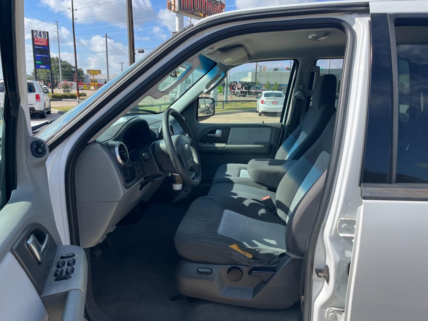 2004 white /gray Ford Expedition XLS 4.6L 2WD (1FMRU13W34L) with an 4.6L V8 SOHC 16V engine, 4-Speed Automatic Overdrive transmission, located at 14700 Tomball Parkway 249, Houston, TX, 77086, (281) 444-2200, 29.928619, -95.504074 - Photo#8