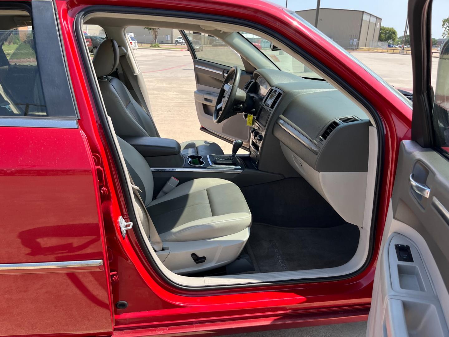 2008 red /TAN Chrysler 300 Touring (2C3LA53GX8H) with an 3.5L V6 DOHC 24V engine, 4-Speed Automatic Overdrive transmission, located at 14700 Tomball Parkway 249, Houston, TX, 77086, (281) 444-2200, 29.928619, -95.504074 - Photo#11