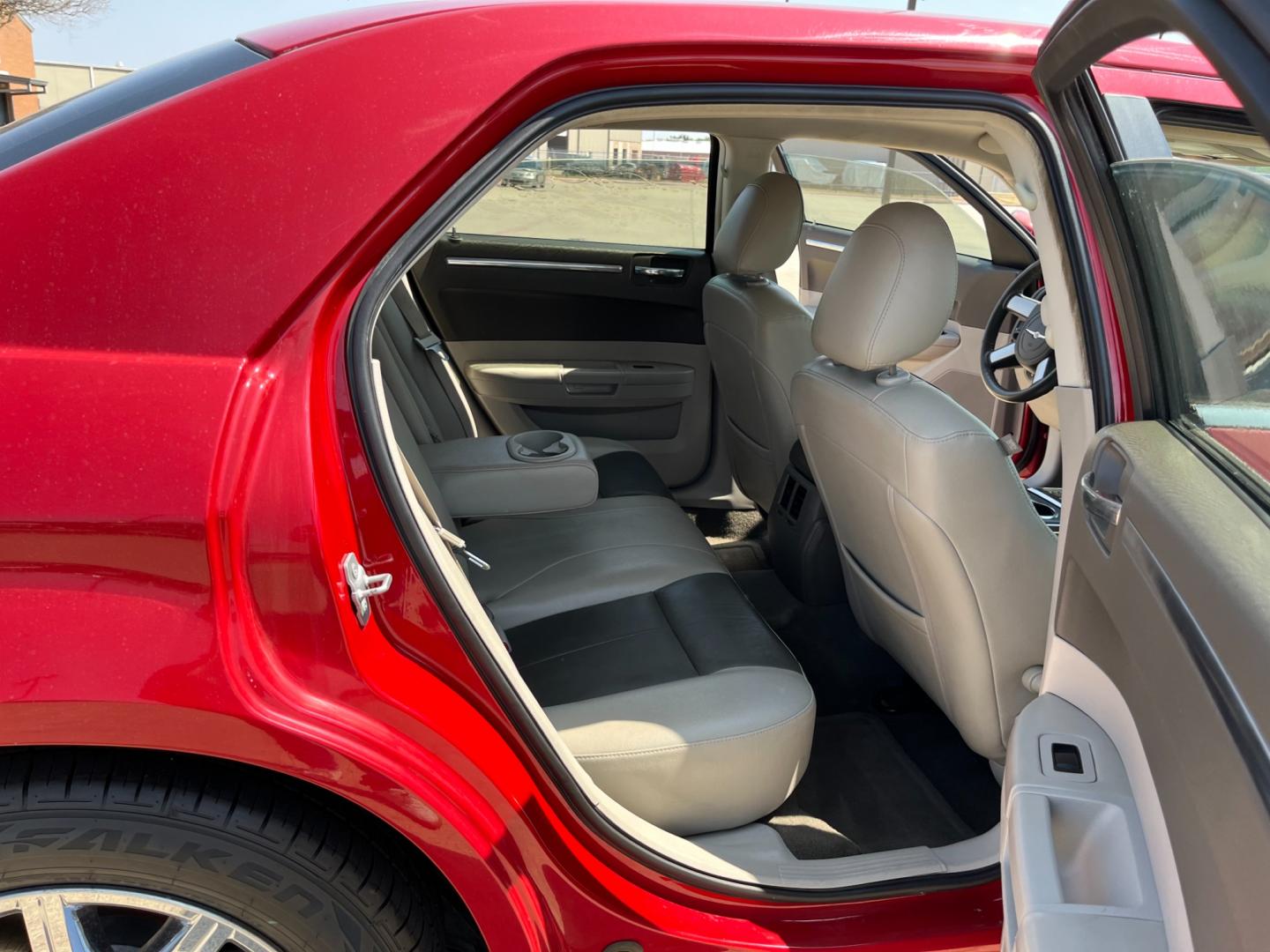 2008 red /TAN Chrysler 300 Touring (2C3LA53GX8H) with an 3.5L V6 DOHC 24V engine, 4-Speed Automatic Overdrive transmission, located at 14700 Tomball Parkway 249, Houston, TX, 77086, (281) 444-2200, 29.928619, -95.504074 - Photo#12