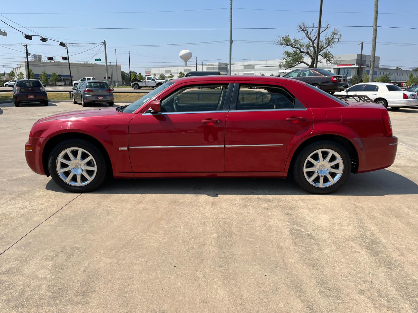 2008 red /TAN Chrysler 300 Touring (2C3LA53GX8H) with an 3.5L V6 DOHC 24V engine, 4-Speed Automatic Overdrive transmission, located at 14700 Tomball Parkway 249, Houston, TX, 77086, (281) 444-2200, 29.928619, -95.504074 - Photo#3