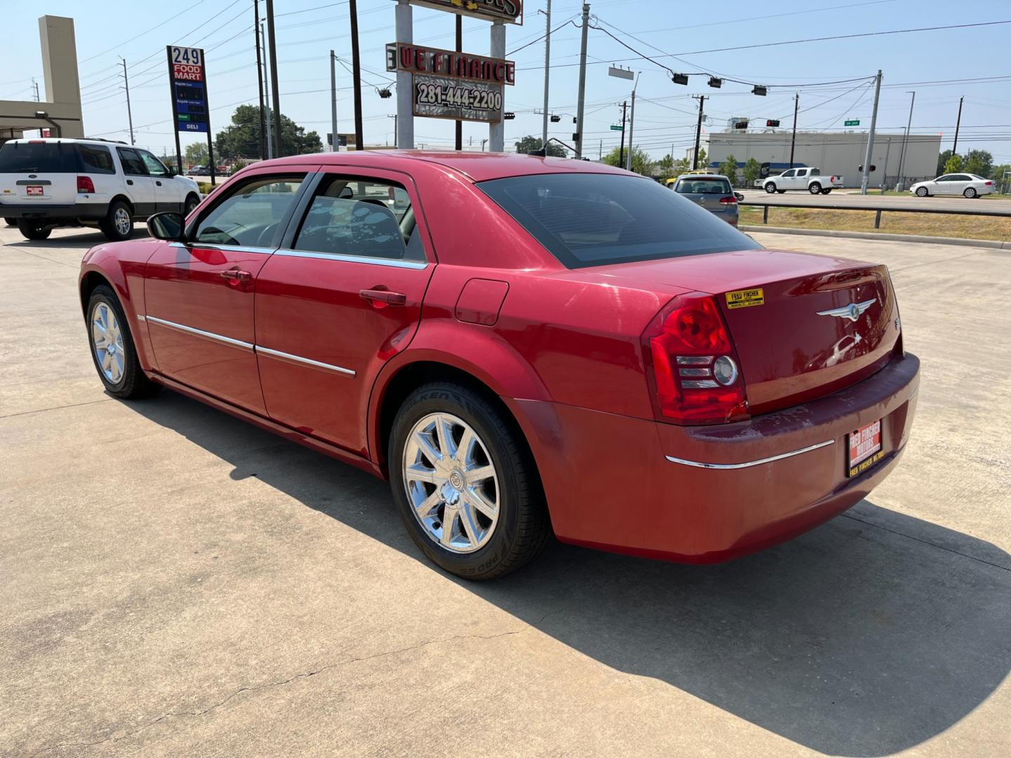 2008 red /TAN Chrysler 300 Touring (2C3LA53GX8H) with an 3.5L V6 DOHC 24V engine, 4-Speed Automatic Overdrive transmission, located at 14700 Tomball Parkway 249, Houston, TX, 77086, (281) 444-2200, 29.928619, -95.504074 - Photo#4