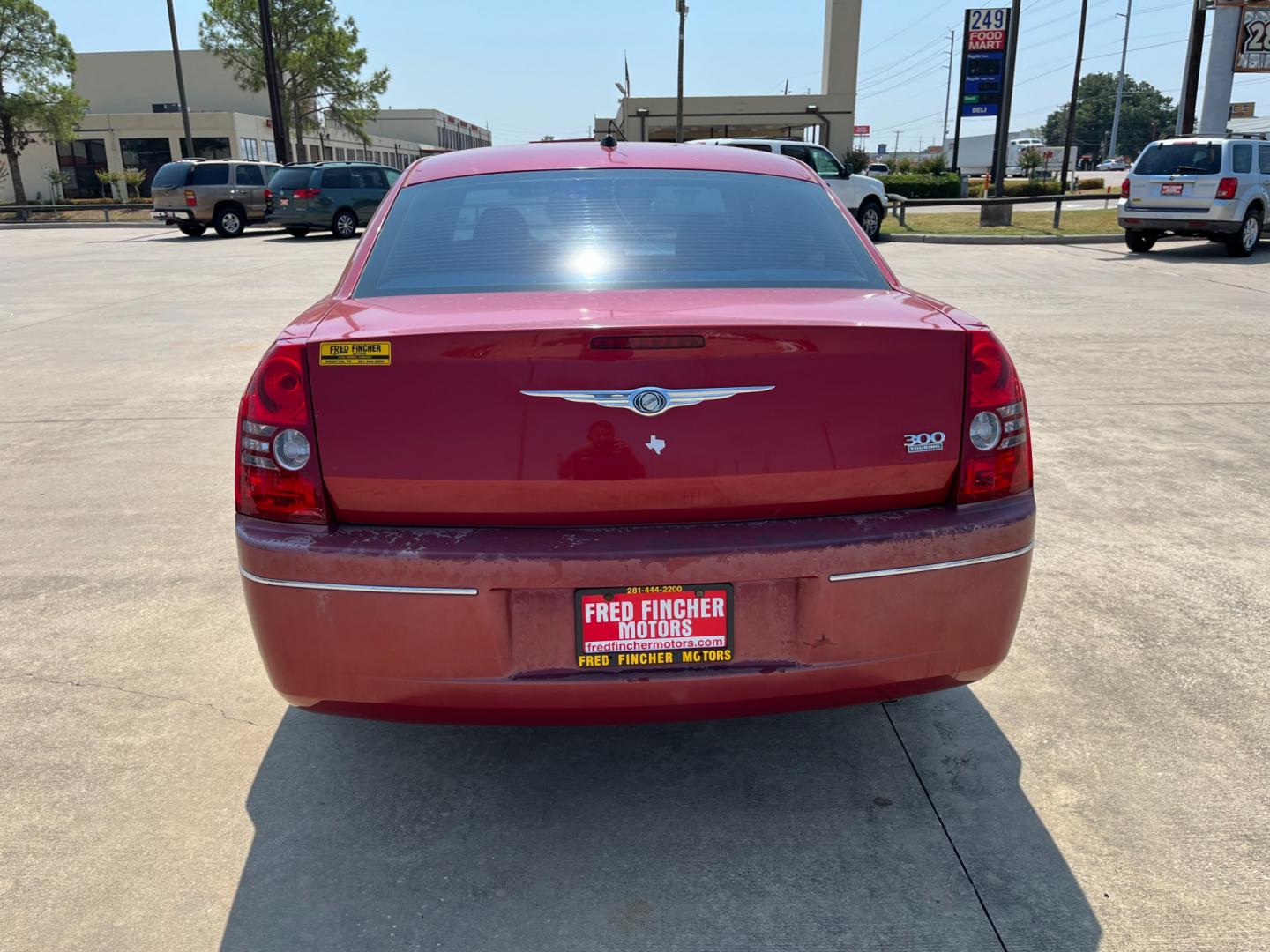 2008 red /TAN Chrysler 300 Touring (2C3LA53GX8H) with an 3.5L V6 DOHC 24V engine, 4-Speed Automatic Overdrive transmission, located at 14700 Tomball Parkway 249, Houston, TX, 77086, (281) 444-2200, 29.928619, -95.504074 - Photo#5