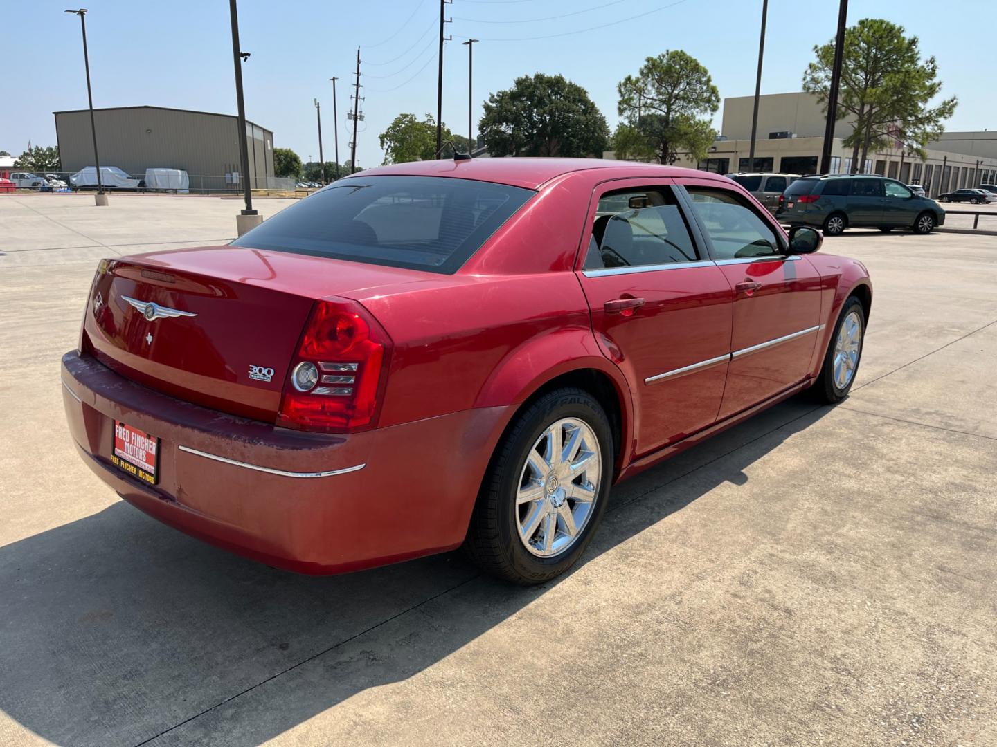 2008 red /TAN Chrysler 300 Touring (2C3LA53GX8H) with an 3.5L V6 DOHC 24V engine, 4-Speed Automatic Overdrive transmission, located at 14700 Tomball Parkway 249, Houston, TX, 77086, (281) 444-2200, 29.928619, -95.504074 - Photo#6