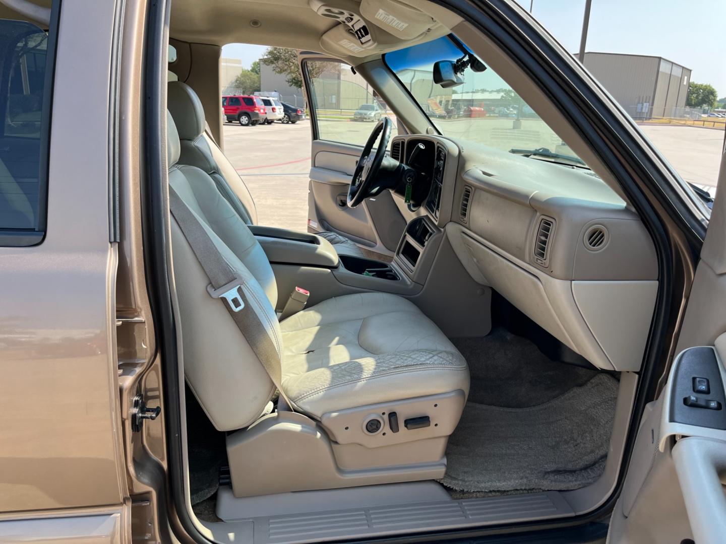 2003 GOLD /TAN Chevrolet Tahoe 2WD (1GNEC13Z13R) with an 5.3L V8 OHV 16V FFV engine, 4-Speed Automatic Overdrive transmission, located at 14700 Tomball Parkway 249, Houston, TX, 77086, (281) 444-2200, 29.928619, -95.504074 - Photo#11