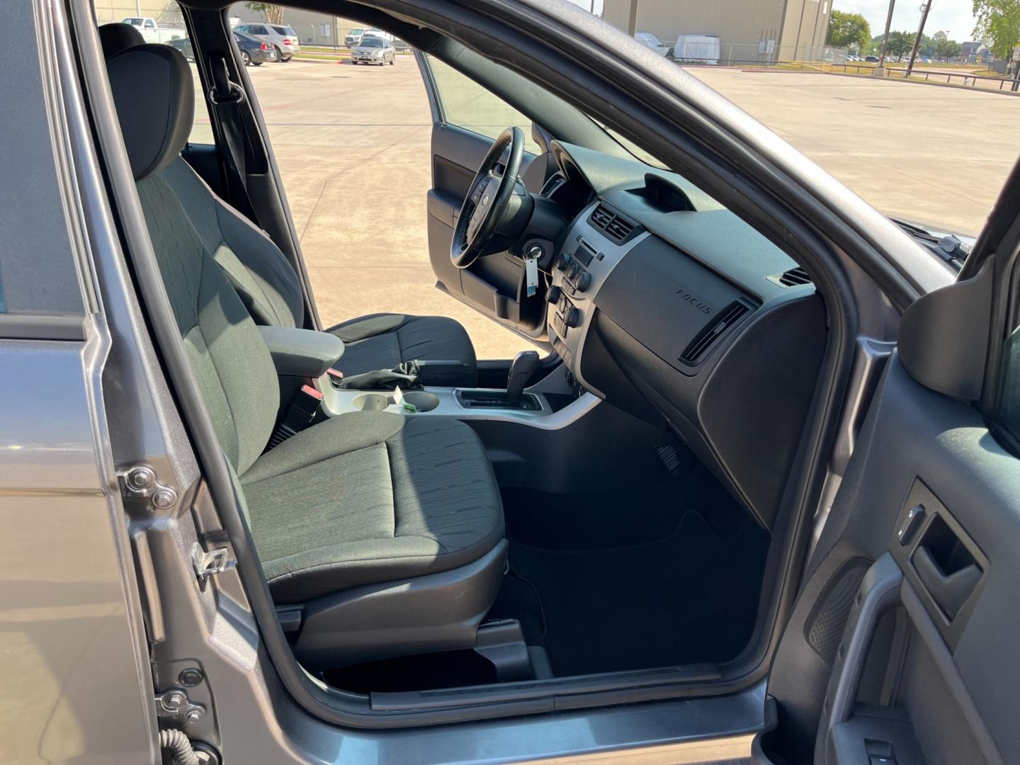 2010 /black Ford Focus SE Sedan (1FAHP3FN5AW) with an 2.0L L4 DOHC 16V engine, Automatic transmission, located at 14700 Tomball Parkway 249, Houston, TX, 77086, (281) 444-2200, 29.928619, -95.504074 - Photo#11