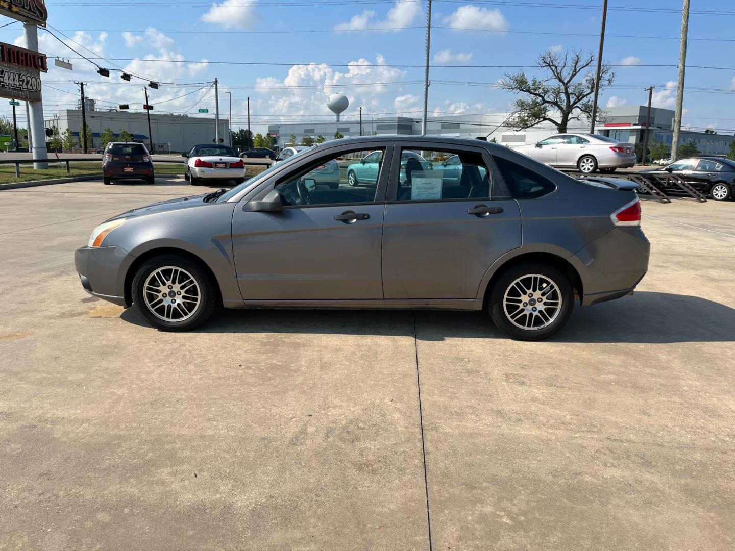 2010 /black Ford Focus SE Sedan (1FAHP3FN5AW) with an 2.0L L4 DOHC 16V engine, Automatic transmission, located at 14700 Tomball Parkway 249, Houston, TX, 77086, (281) 444-2200, 29.928619, -95.504074 - Photo#3