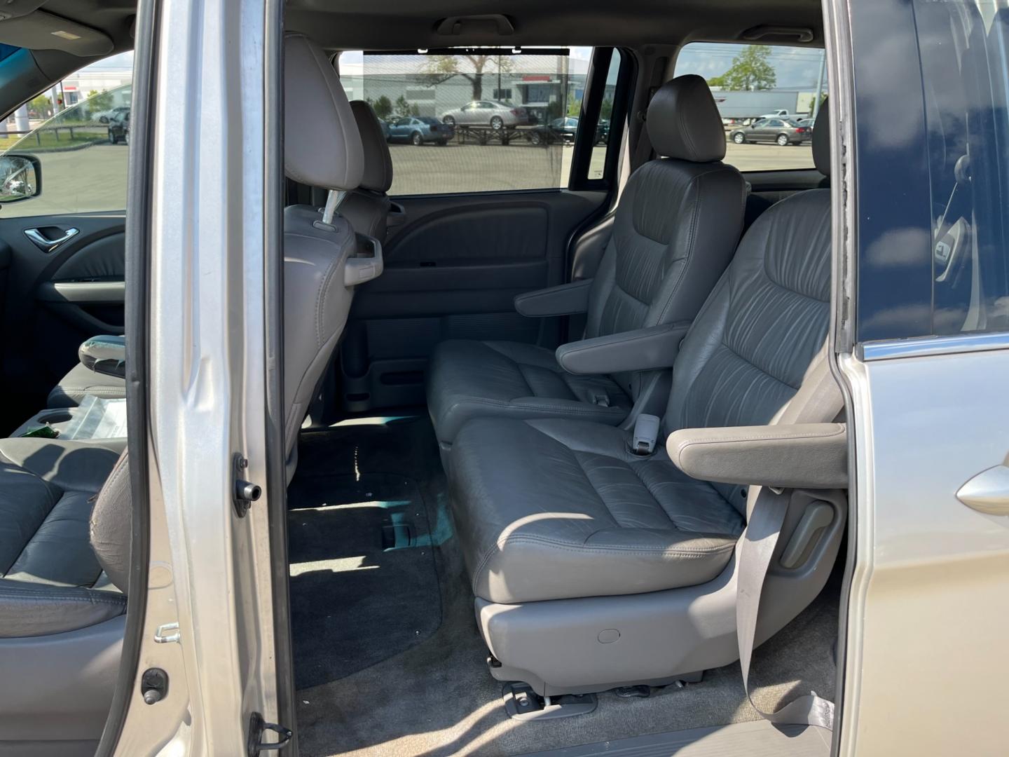 2008 SILVER /gray Honda Odyssey EX-L w/ DVD and Navigation (5FNRL38748B) with an 3.5L V6 SOHC 24V engine, 5-Speed Automatic Overdrive transmission, located at 14700 Tomball Parkway 249, Houston, TX, 77086, (281) 444-2200, 29.928619, -95.504074 - Photo#9