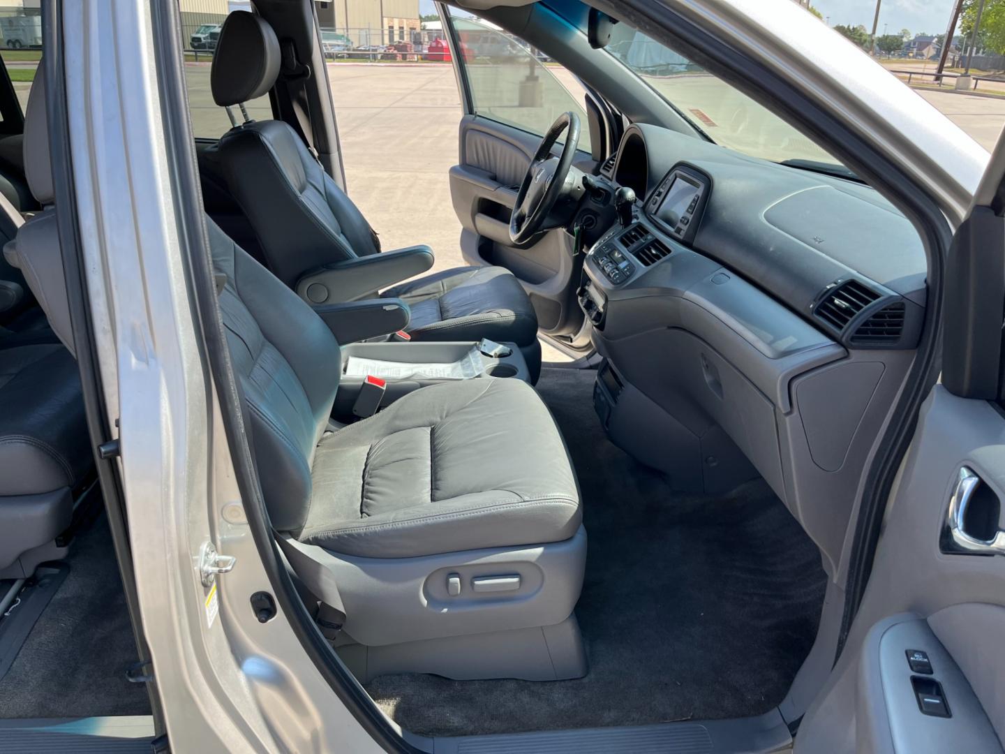 2008 SILVER /gray Honda Odyssey EX-L w/ DVD and Navigation (5FNRL38748B) with an 3.5L V6 SOHC 24V engine, 5-Speed Automatic Overdrive transmission, located at 14700 Tomball Parkway 249, Houston, TX, 77086, (281) 444-2200, 29.928619, -95.504074 - Photo#12