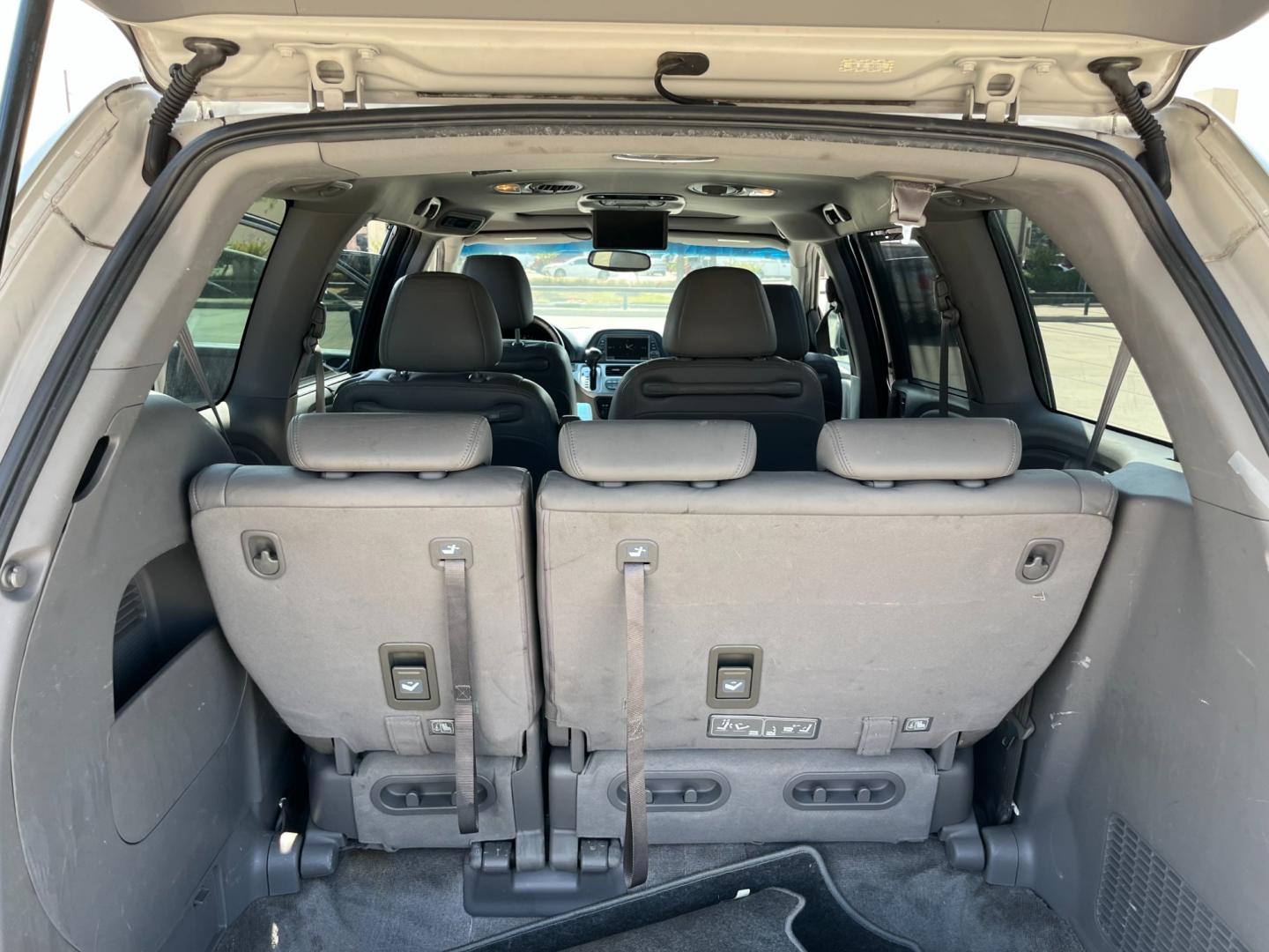 2008 SILVER /gray Honda Odyssey EX-L w/ DVD and Navigation (5FNRL38748B) with an 3.5L V6 SOHC 24V engine, 5-Speed Automatic Overdrive transmission, located at 14700 Tomball Parkway 249, Houston, TX, 77086, (281) 444-2200, 29.928619, -95.504074 - Photo#14