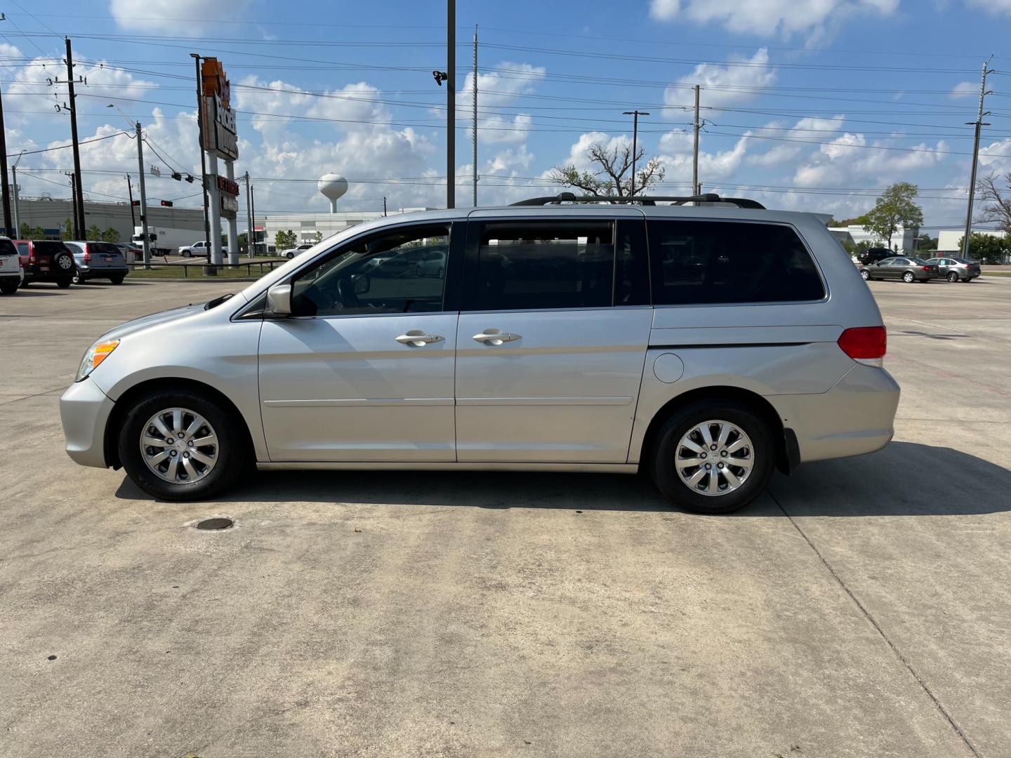 2008 SILVER /gray Honda Odyssey EX-L w/ DVD and Navigation (5FNRL38748B) with an 3.5L V6 SOHC 24V engine, 5-Speed Automatic Overdrive transmission, located at 14700 Tomball Parkway 249, Houston, TX, 77086, (281) 444-2200, 29.928619, -95.504074 - Photo#3