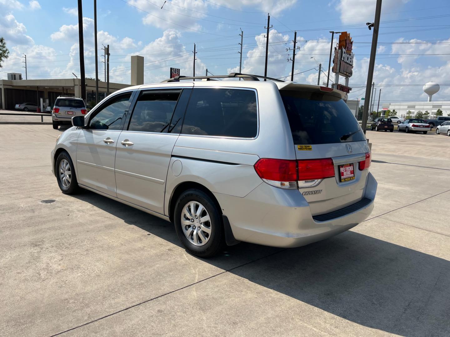 2008 SILVER /gray Honda Odyssey EX-L w/ DVD and Navigation (5FNRL38748B) with an 3.5L V6 SOHC 24V engine, 5-Speed Automatic Overdrive transmission, located at 14700 Tomball Parkway 249, Houston, TX, 77086, (281) 444-2200, 29.928619, -95.504074 - Photo#4