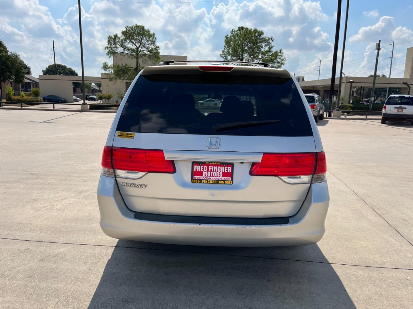 2008 SILVER /gray Honda Odyssey EX-L w/ DVD and Navigation (5FNRL38748B) with an 3.5L V6 SOHC 24V engine, 5-Speed Automatic Overdrive transmission, located at 14700 Tomball Parkway 249, Houston, TX, 77086, (281) 444-2200, 29.928619, -95.504074 - Photo#5