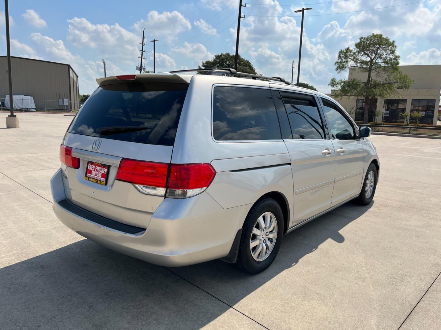 2008 SILVER /gray Honda Odyssey EX-L w/ DVD and Navigation (5FNRL38748B) with an 3.5L V6 SOHC 24V engine, 5-Speed Automatic Overdrive transmission, located at 14700 Tomball Parkway 249, Houston, TX, 77086, (281) 444-2200, 29.928619, -95.504074 - Photo#6