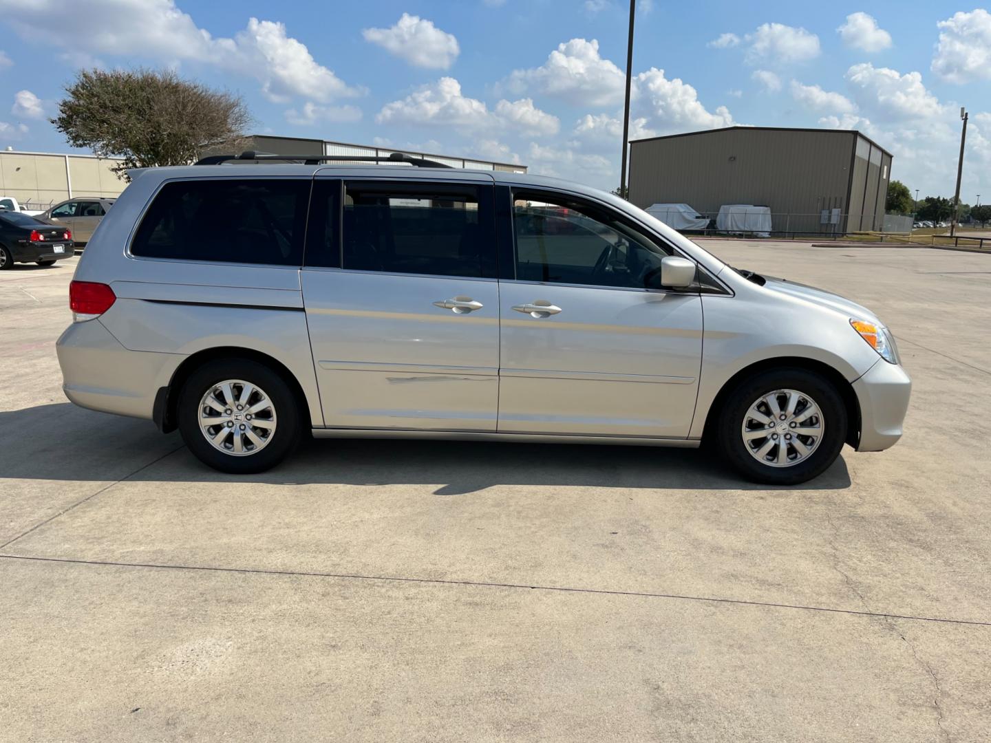 2008 SILVER /gray Honda Odyssey EX-L w/ DVD and Navigation (5FNRL38748B) with an 3.5L V6 SOHC 24V engine, 5-Speed Automatic Overdrive transmission, located at 14700 Tomball Parkway 249, Houston, TX, 77086, (281) 444-2200, 29.928619, -95.504074 - Photo#7