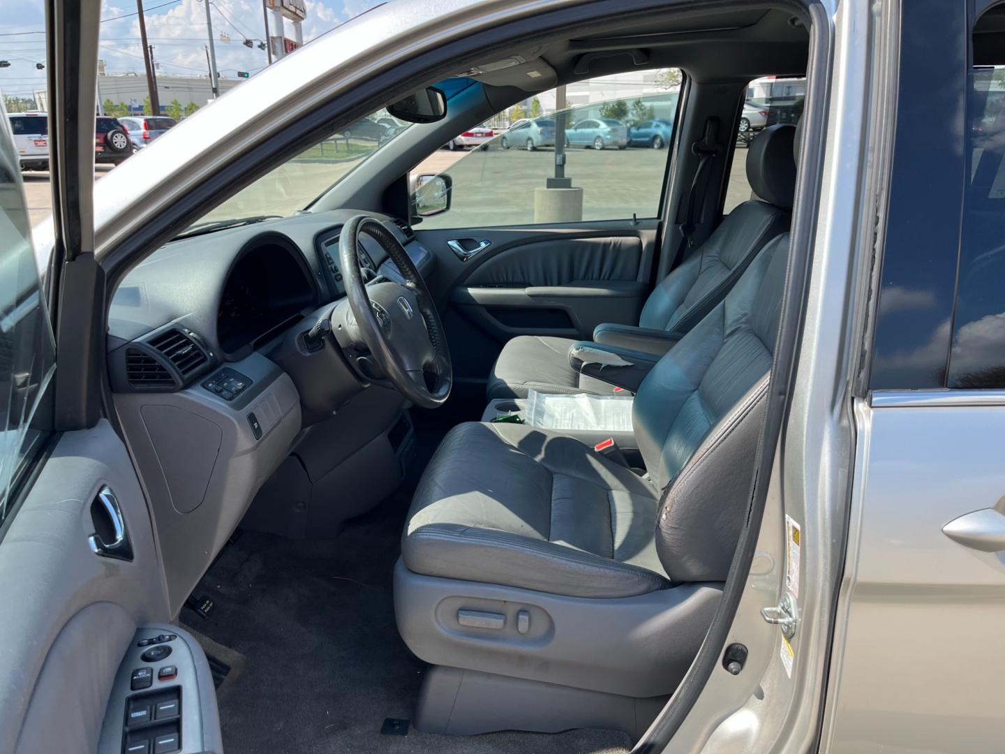 2008 SILVER /gray Honda Odyssey EX-L w/ DVD and Navigation (5FNRL38748B) with an 3.5L V6 SOHC 24V engine, 5-Speed Automatic Overdrive transmission, located at 14700 Tomball Parkway 249, Houston, TX, 77086, (281) 444-2200, 29.928619, -95.504074 - Photo#8