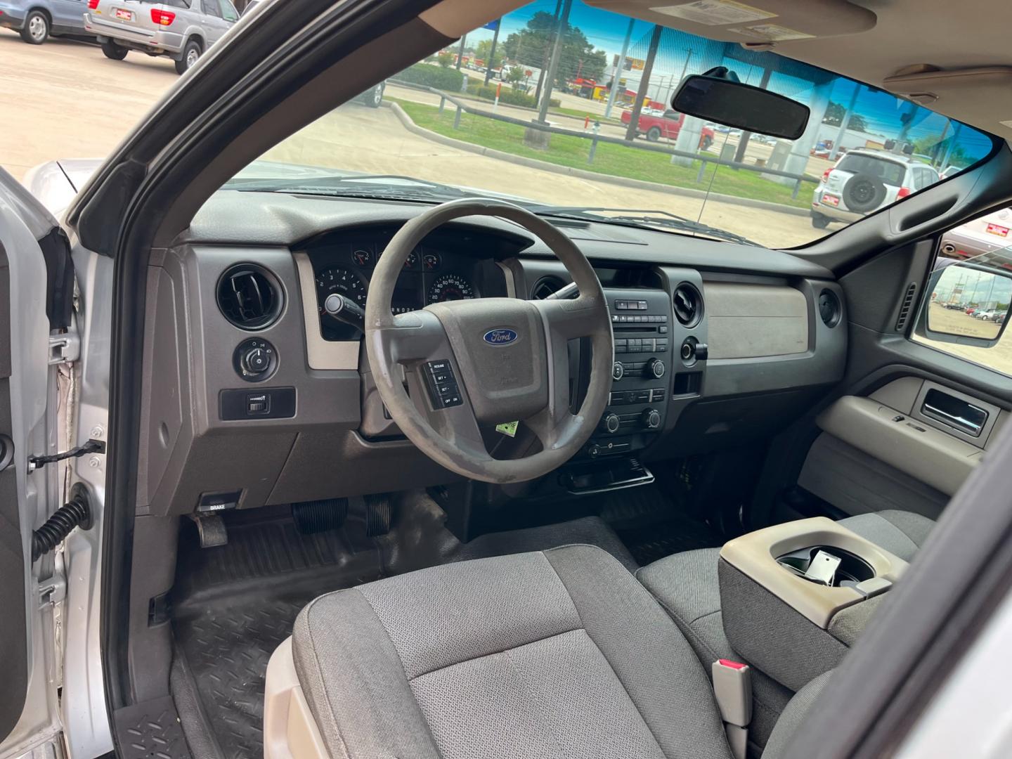 2009 SILVER /black Ford F-150 STX Flareside 2WD (1FTRF02W49K) with an 4.6L V8 SOHC 16V engine, Automatic transmission, located at 14700 Tomball Parkway 249, Houston, TX, 77086, (281) 444-2200, 29.928619, -95.504074 - Photo#9