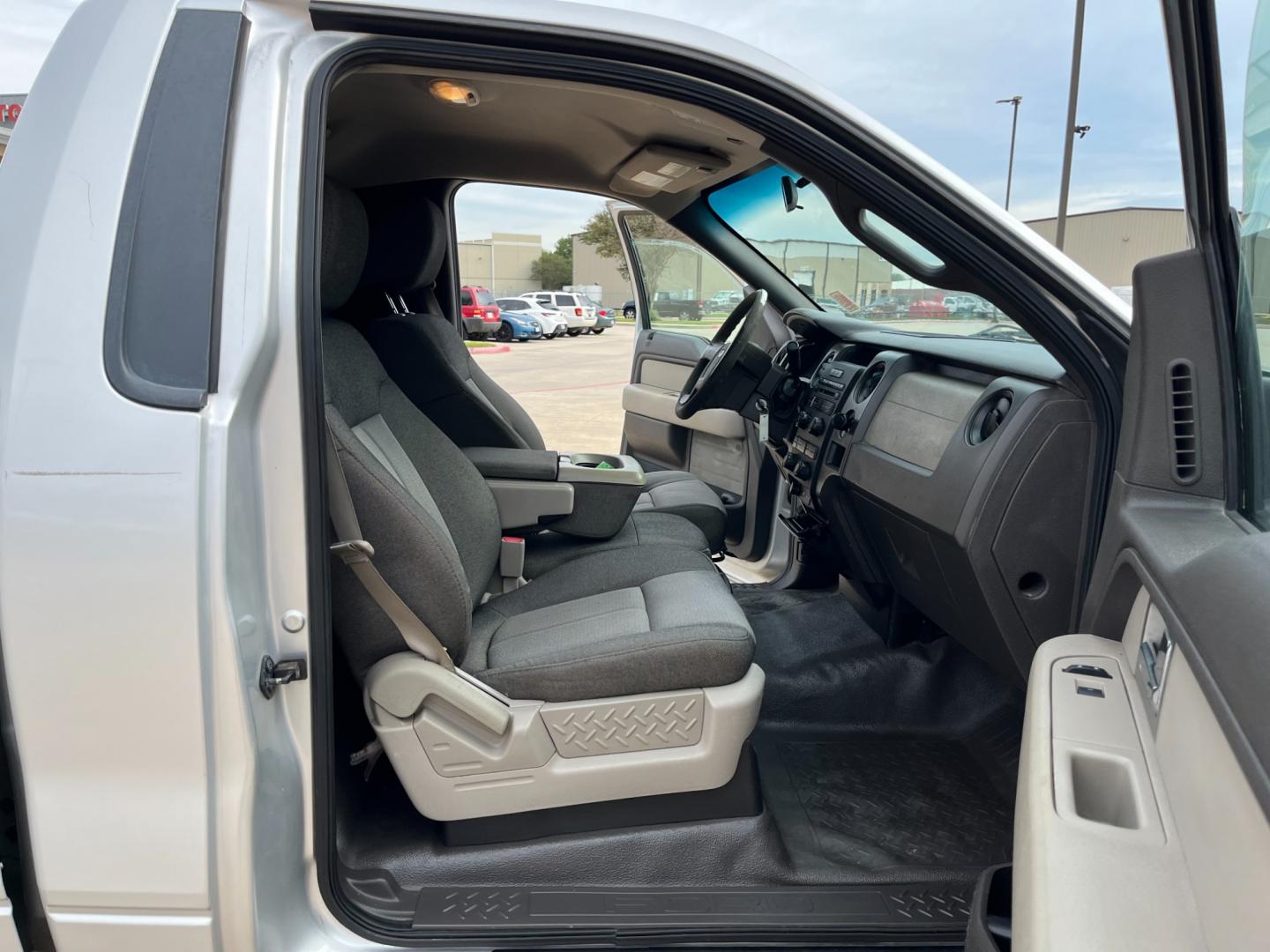 2009 SILVER /black Ford F-150 STX Flareside 2WD (1FTRF02W49K) with an 4.6L V8 SOHC 16V engine, Automatic transmission, located at 14700 Tomball Parkway 249, Houston, TX, 77086, (281) 444-2200, 29.928619, -95.504074 - Photo#10