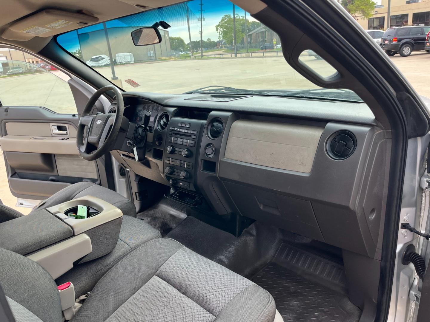 2009 SILVER /black Ford F-150 STX Flareside 2WD (1FTRF02W49K) with an 4.6L V8 SOHC 16V engine, Automatic transmission, located at 14700 Tomball Parkway 249, Houston, TX, 77086, (281) 444-2200, 29.928619, -95.504074 - Photo#11