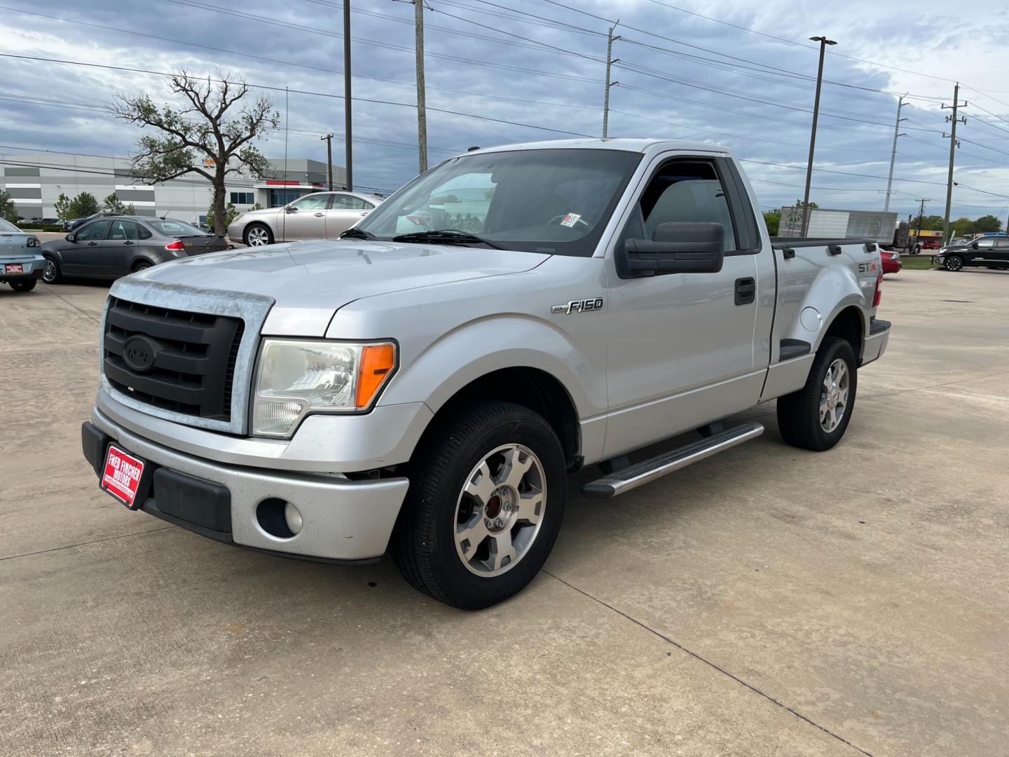 2009 SILVER /black Ford F-150 STX Flareside 2WD (1FTRF02W49K) with an 4.6L V8 SOHC 16V engine, Automatic transmission, located at 14700 Tomball Parkway 249, Houston, TX, 77086, (281) 444-2200, 29.928619, -95.504074 - Photo#2