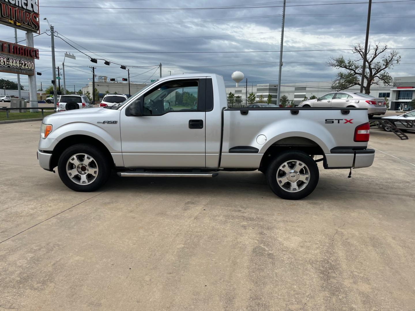 2009 SILVER /black Ford F-150 STX Flareside 2WD (1FTRF02W49K) with an 4.6L V8 SOHC 16V engine, Automatic transmission, located at 14700 Tomball Parkway 249, Houston, TX, 77086, (281) 444-2200, 29.928619, -95.504074 - Photo#3