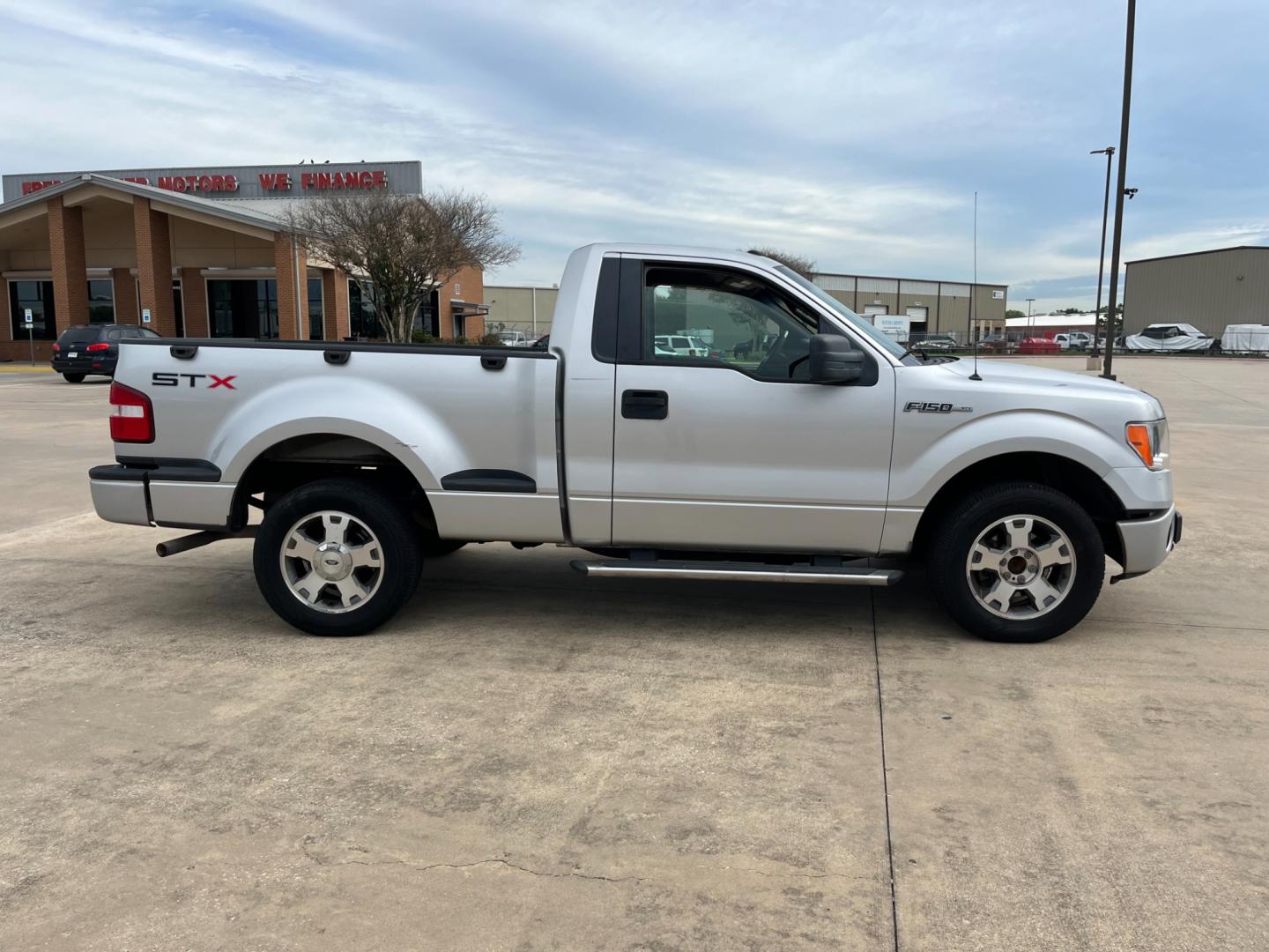 2009 SILVER /black Ford F-150 STX Flareside 2WD (1FTRF02W49K) with an 4.6L V8 SOHC 16V engine, Automatic transmission, located at 14700 Tomball Parkway 249, Houston, TX, 77086, (281) 444-2200, 29.928619, -95.504074 - Photo#7