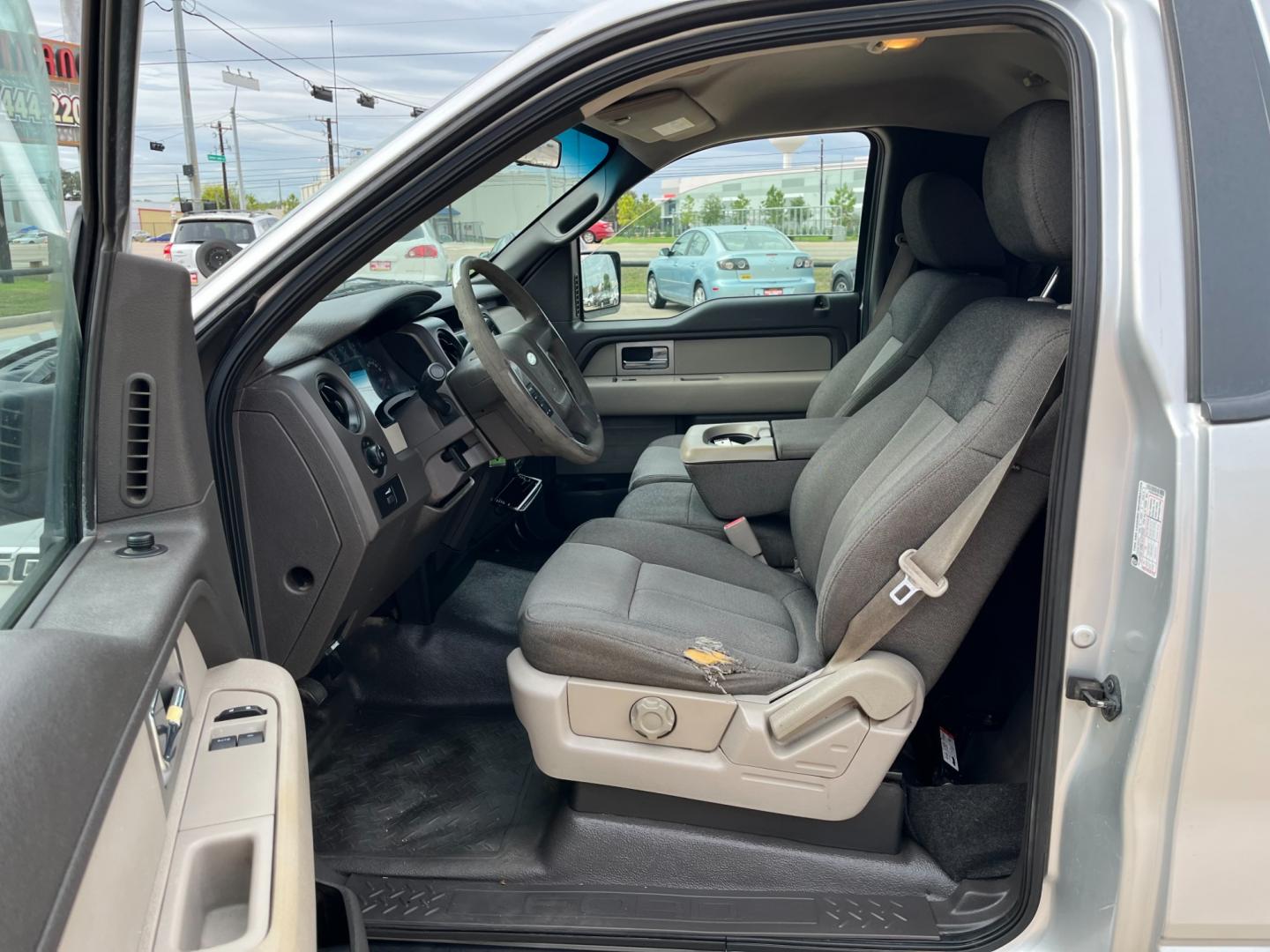 2009 SILVER /black Ford F-150 STX Flareside 2WD (1FTRF02W49K) with an 4.6L V8 SOHC 16V engine, Automatic transmission, located at 14700 Tomball Parkway 249, Houston, TX, 77086, (281) 444-2200, 29.928619, -95.504074 - Photo#8