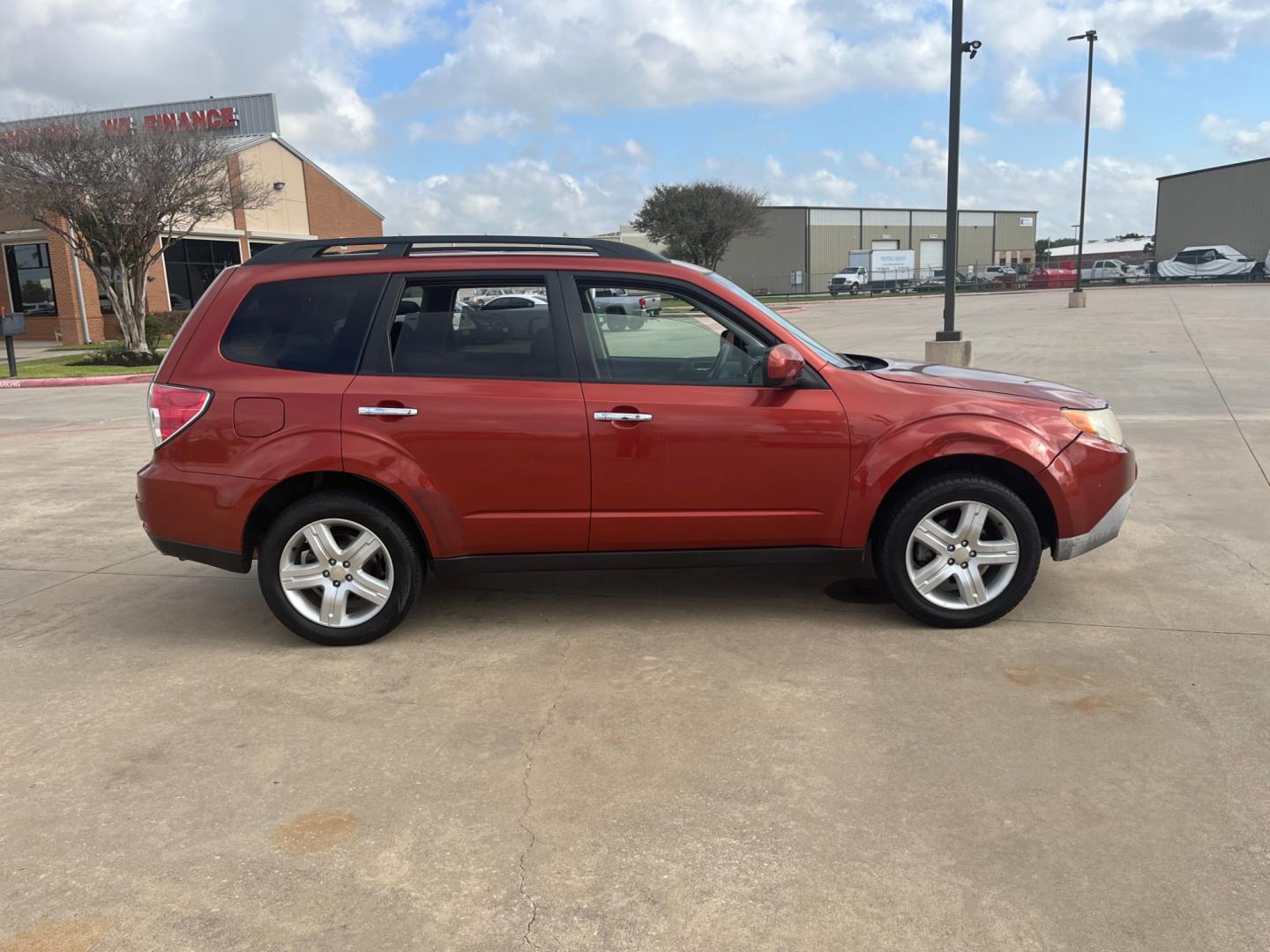 2010 orange /black Subaru Forester 2.5X Premium (JF2SH6CCXAH) with an 2.5L H4 SOHC 16V engine, 4-Speed Automatic transmission, located at 14700 Tomball Parkway 249, Houston, TX, 77086, (281) 444-2200, 29.928619, -95.504074 - Photo#7