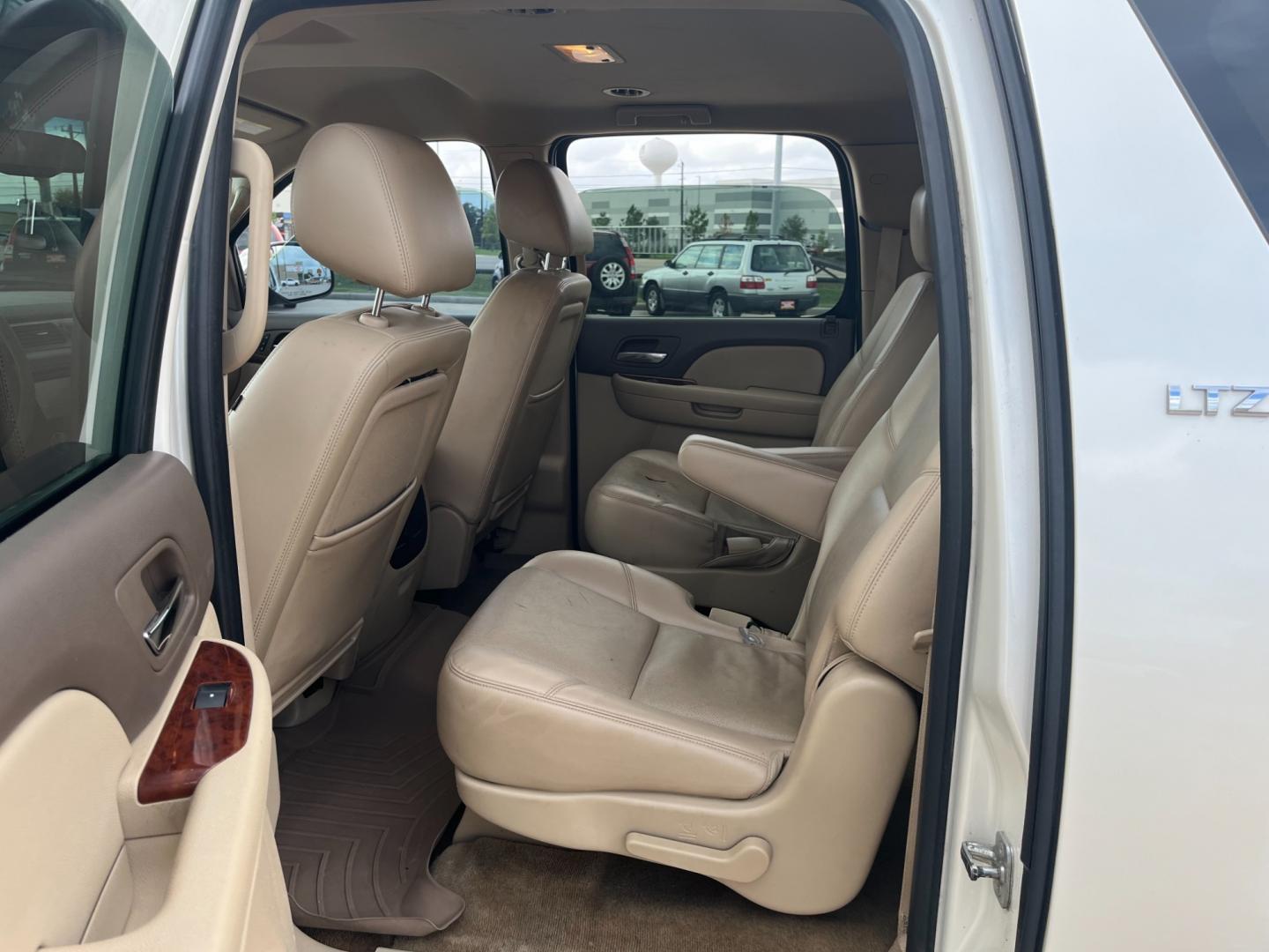 2011 white /tan Chevrolet Suburban LTZ 1500 2WD (1GNSCKE06BR) with an 5.3L V8 OHV 16V FFV engine, 4-Speed Automatic transmission, located at 14700 Tomball Parkway 249, Houston, TX, 77086, (281) 444-2200, 29.928619, -95.504074 - Photo#9