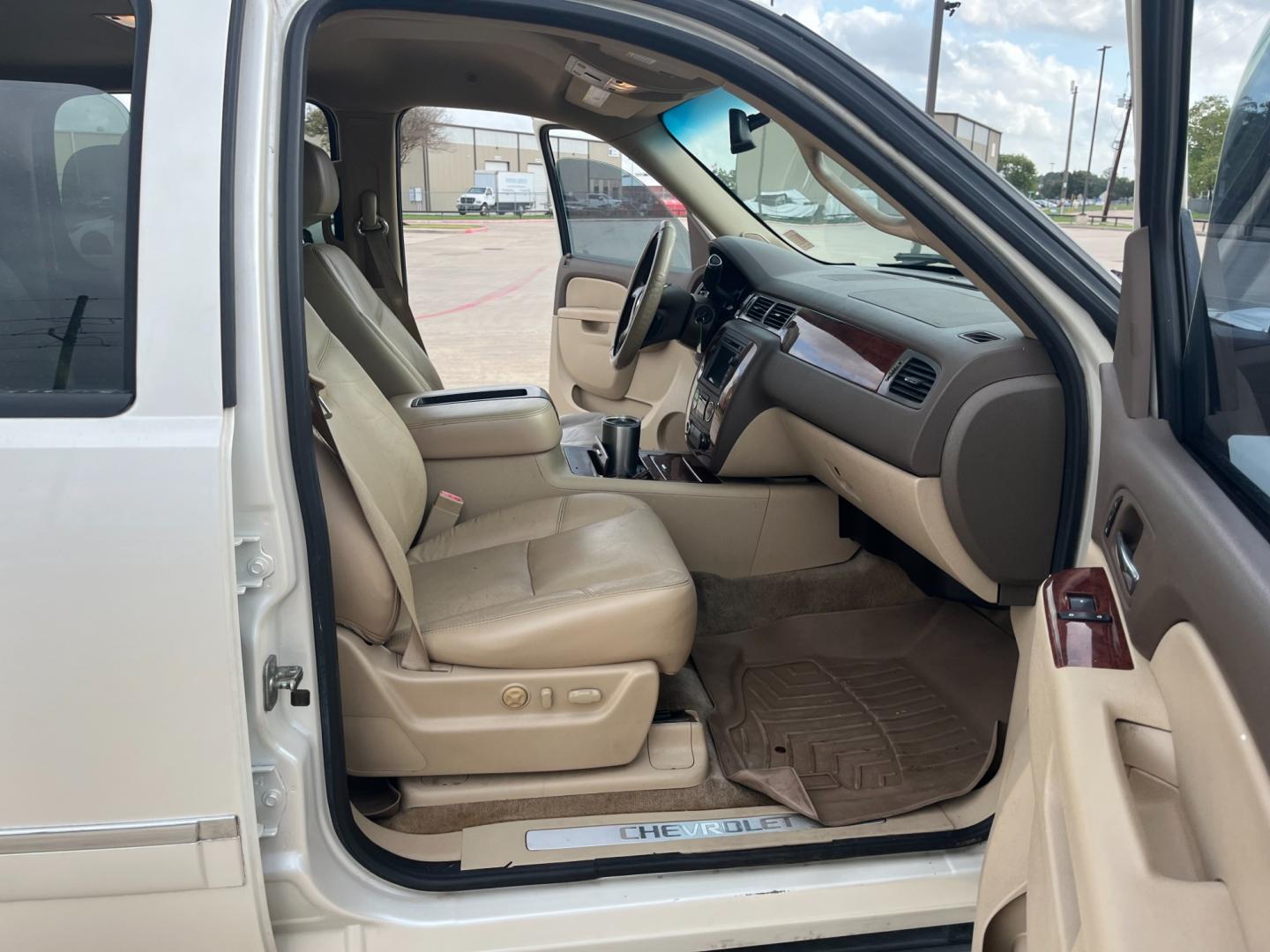 2011 white /tan Chevrolet Suburban LTZ 1500 2WD (1GNSCKE06BR) with an 5.3L V8 OHV 16V FFV engine, 4-Speed Automatic transmission, located at 14700 Tomball Parkway 249, Houston, TX, 77086, (281) 444-2200, 29.928619, -95.504074 - Photo#11