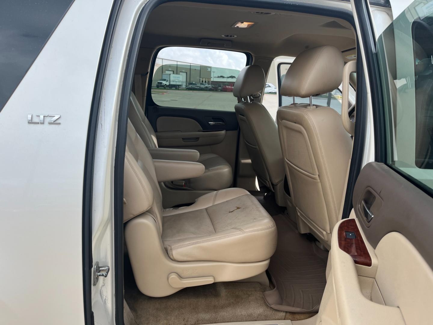 2011 white /tan Chevrolet Suburban LTZ 1500 2WD (1GNSCKE06BR) with an 5.3L V8 OHV 16V FFV engine, 4-Speed Automatic transmission, located at 14700 Tomball Parkway 249, Houston, TX, 77086, (281) 444-2200, 29.928619, -95.504074 - Photo#12