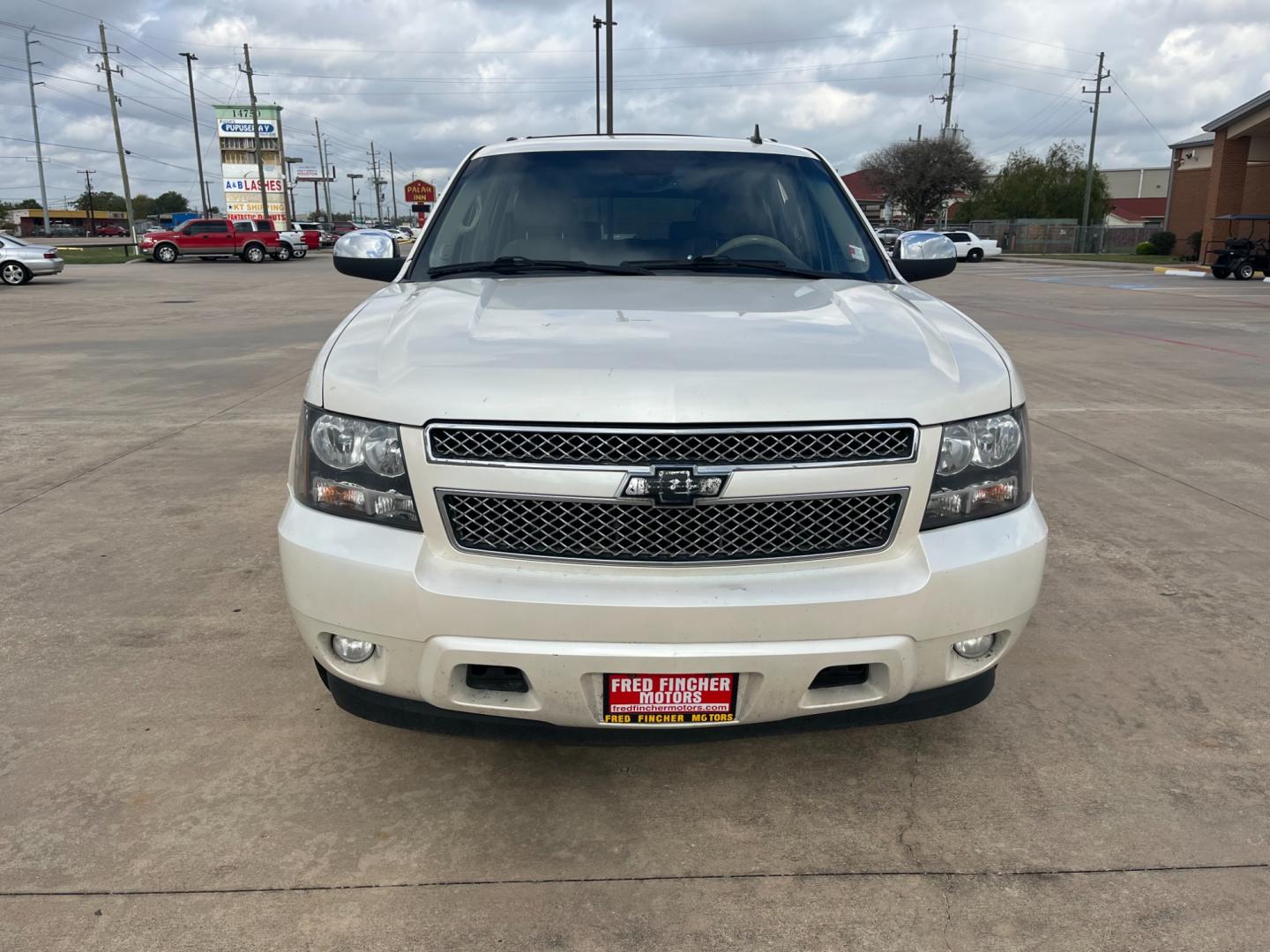 2011 white /tan Chevrolet Suburban LTZ 1500 2WD (1GNSCKE06BR) with an 5.3L V8 OHV 16V FFV engine, 4-Speed Automatic transmission, located at 14700 Tomball Parkway 249, Houston, TX, 77086, (281) 444-2200, 29.928619, -95.504074 - Photo#1