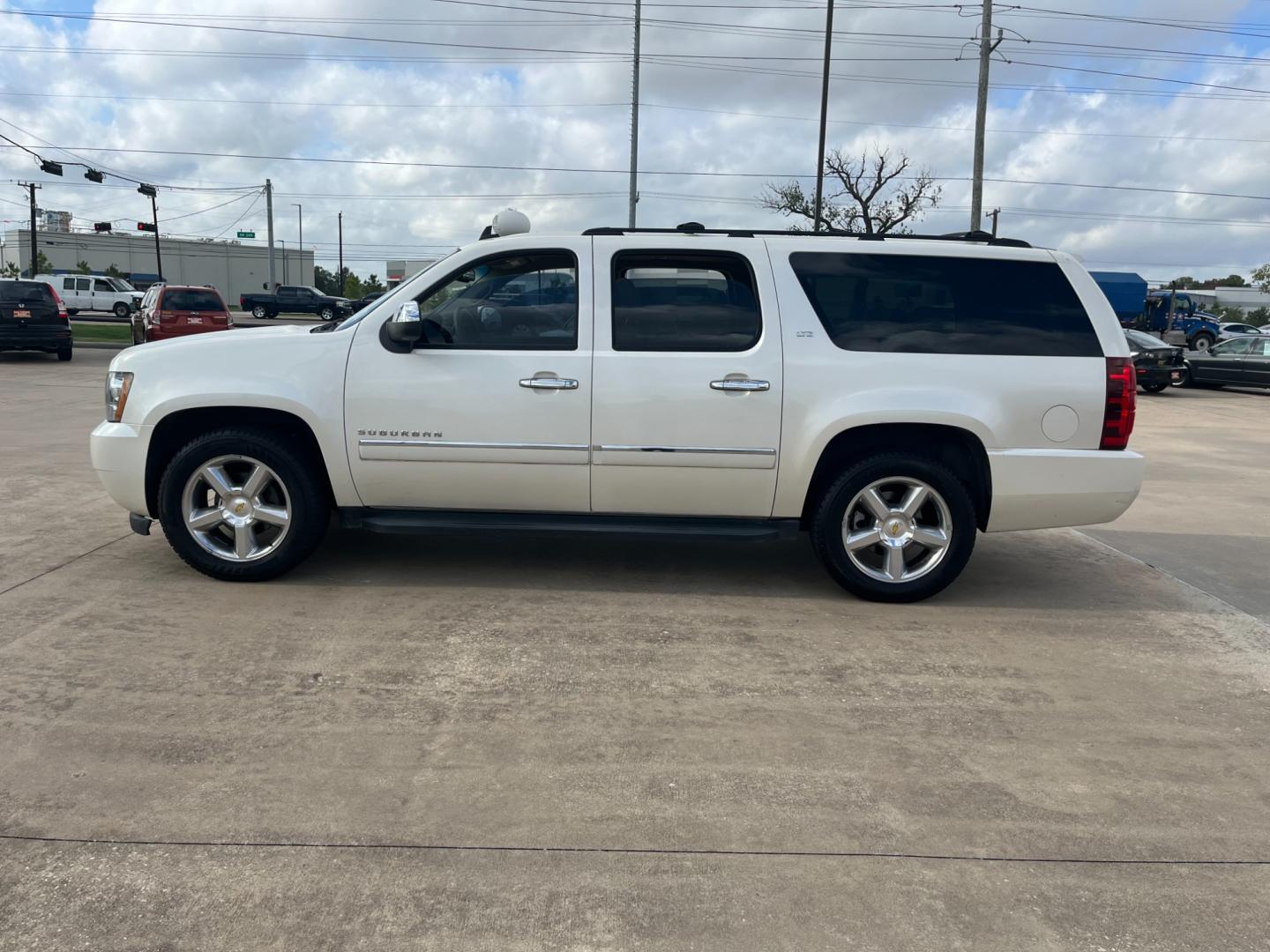 2011 white /tan Chevrolet Suburban LTZ 1500 2WD (1GNSCKE06BR) with an 5.3L V8 OHV 16V FFV engine, 4-Speed Automatic transmission, located at 14700 Tomball Parkway 249, Houston, TX, 77086, (281) 444-2200, 29.928619, -95.504074 - Photo#3