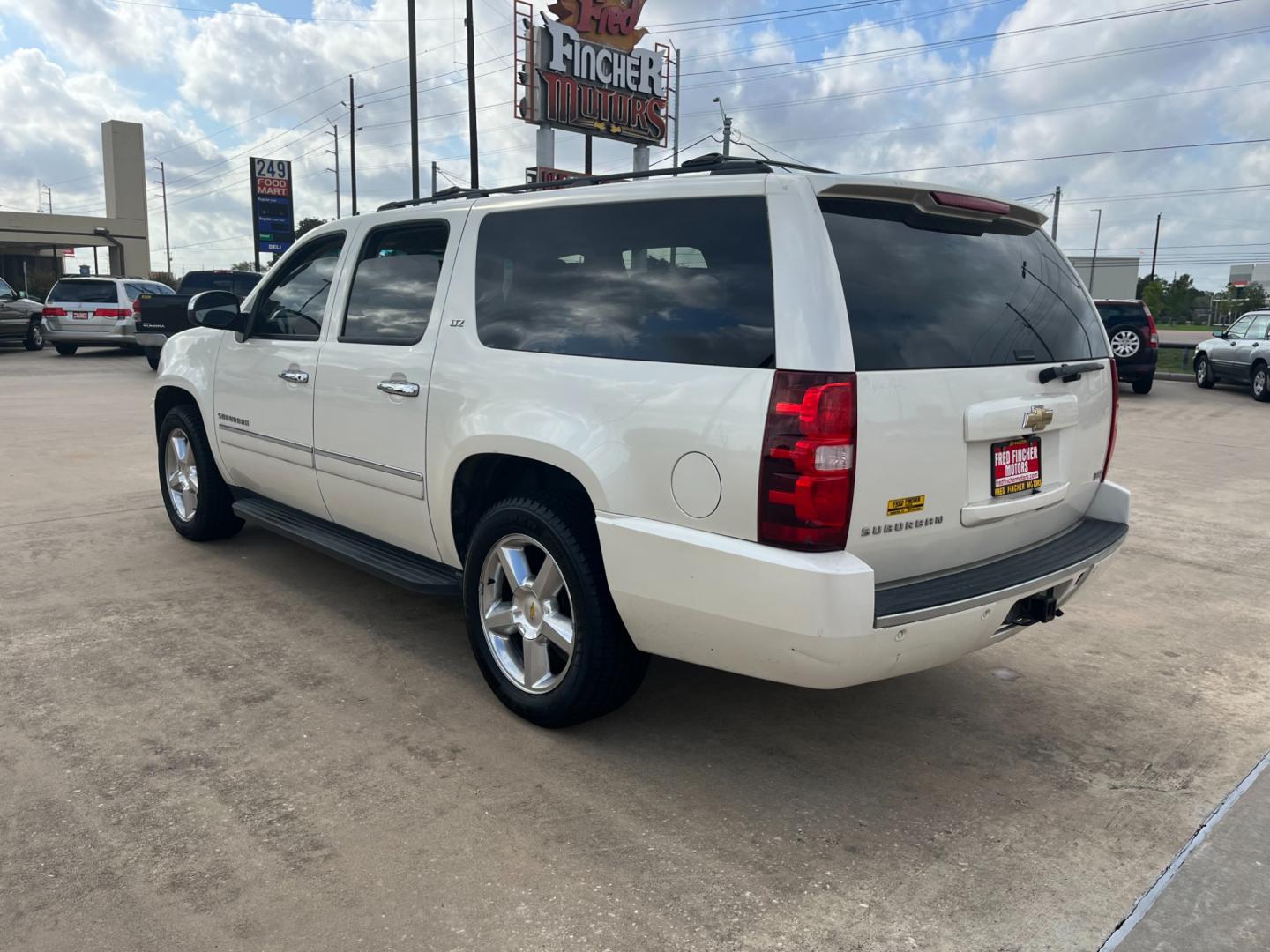 2011 white /tan Chevrolet Suburban LTZ 1500 2WD (1GNSCKE06BR) with an 5.3L V8 OHV 16V FFV engine, 4-Speed Automatic transmission, located at 14700 Tomball Parkway 249, Houston, TX, 77086, (281) 444-2200, 29.928619, -95.504074 - Photo#4