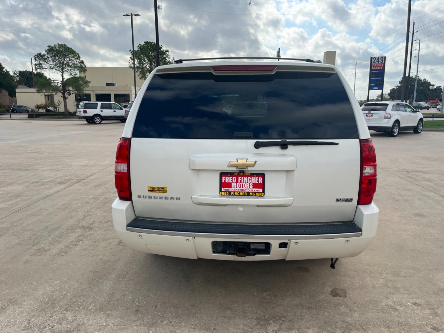 2011 white /tan Chevrolet Suburban LTZ 1500 2WD (1GNSCKE06BR) with an 5.3L V8 OHV 16V FFV engine, 4-Speed Automatic transmission, located at 14700 Tomball Parkway 249, Houston, TX, 77086, (281) 444-2200, 29.928619, -95.504074 - Photo#5