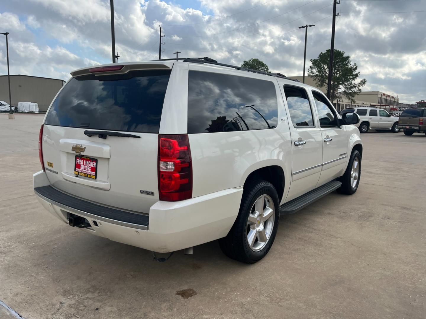 2011 white /tan Chevrolet Suburban LTZ 1500 2WD (1GNSCKE06BR) with an 5.3L V8 OHV 16V FFV engine, 4-Speed Automatic transmission, located at 14700 Tomball Parkway 249, Houston, TX, 77086, (281) 444-2200, 29.928619, -95.504074 - Photo#6