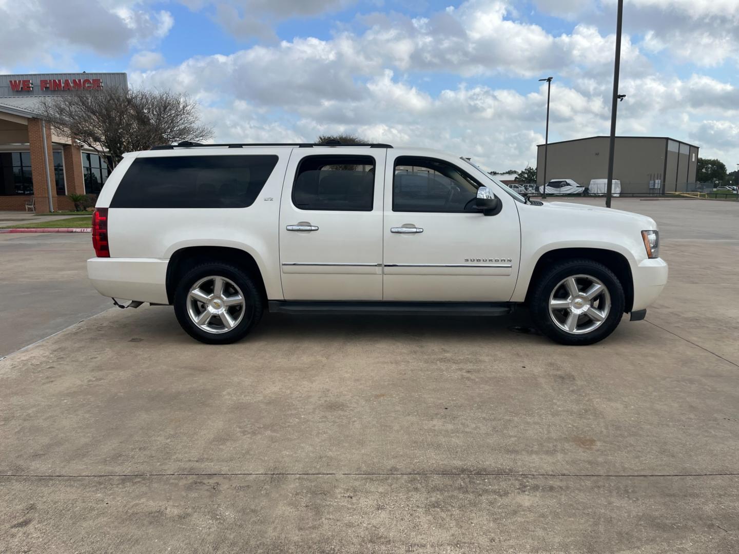 2011 white /tan Chevrolet Suburban LTZ 1500 2WD (1GNSCKE06BR) with an 5.3L V8 OHV 16V FFV engine, 4-Speed Automatic transmission, located at 14700 Tomball Parkway 249, Houston, TX, 77086, (281) 444-2200, 29.928619, -95.504074 - Photo#7