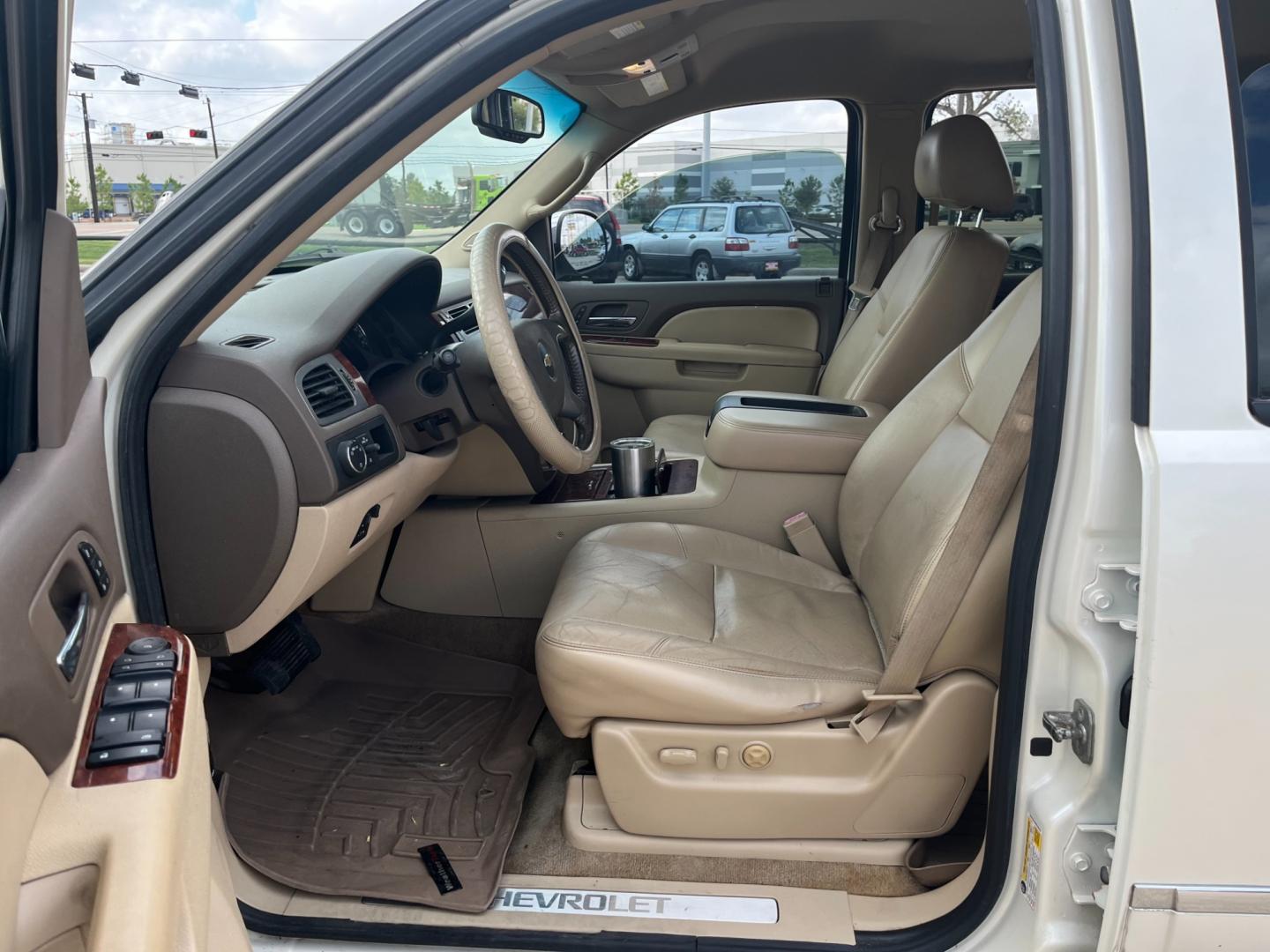 2011 white /tan Chevrolet Suburban LTZ 1500 2WD (1GNSCKE06BR) with an 5.3L V8 OHV 16V FFV engine, 4-Speed Automatic transmission, located at 14700 Tomball Parkway 249, Houston, TX, 77086, (281) 444-2200, 29.928619, -95.504074 - Photo#8