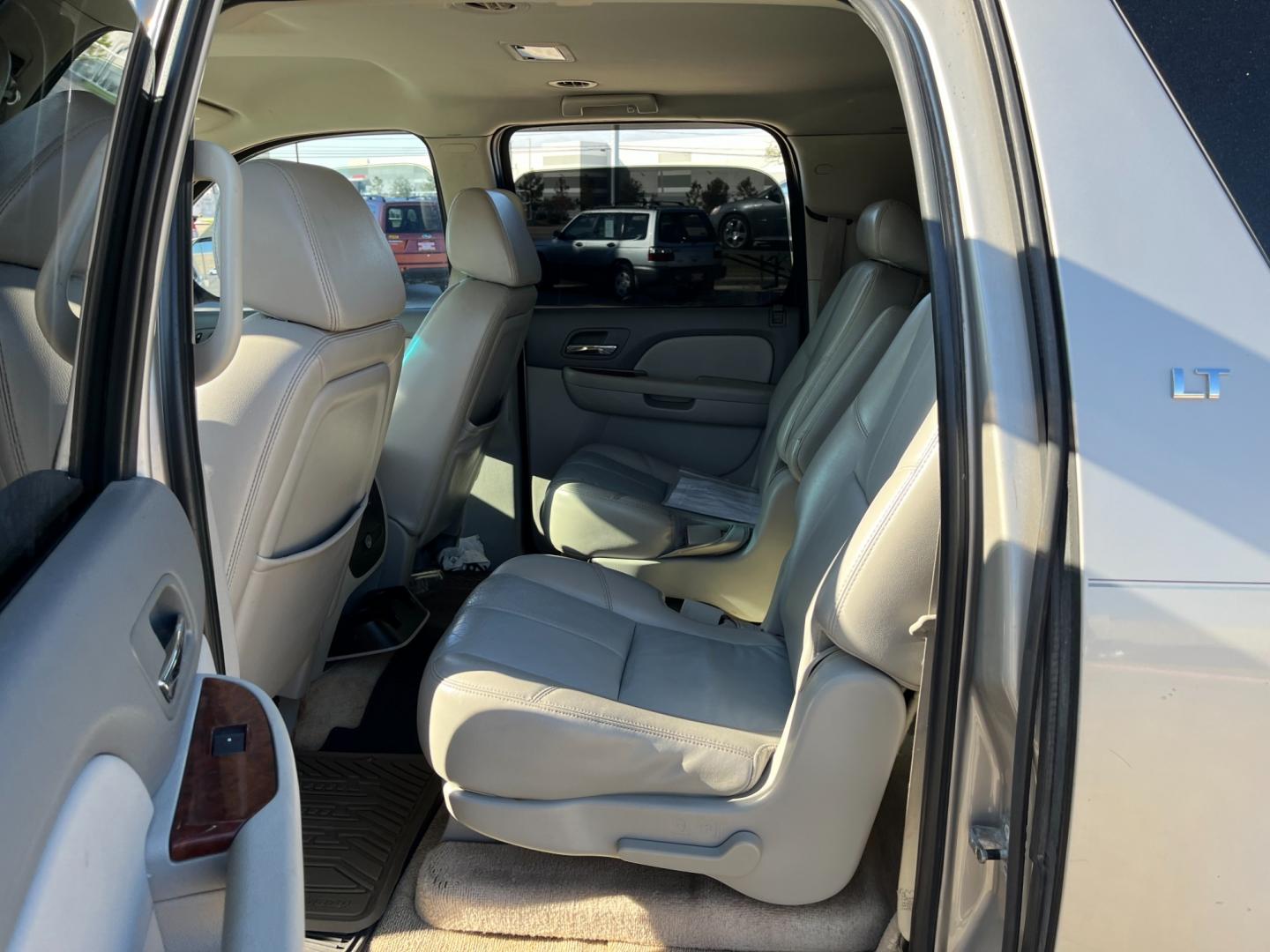 2007 SILVER /gray Chevrolet Suburban LS 1500 2WD (3GNFC16007G) with an 5.3L V8 OHV 16V FFV engine, 4-Speed Automatic Overdrive transmission, located at 14700 Tomball Parkway 249, Houston, TX, 77086, (281) 444-2200, 29.928619, -95.504074 - Photo#9