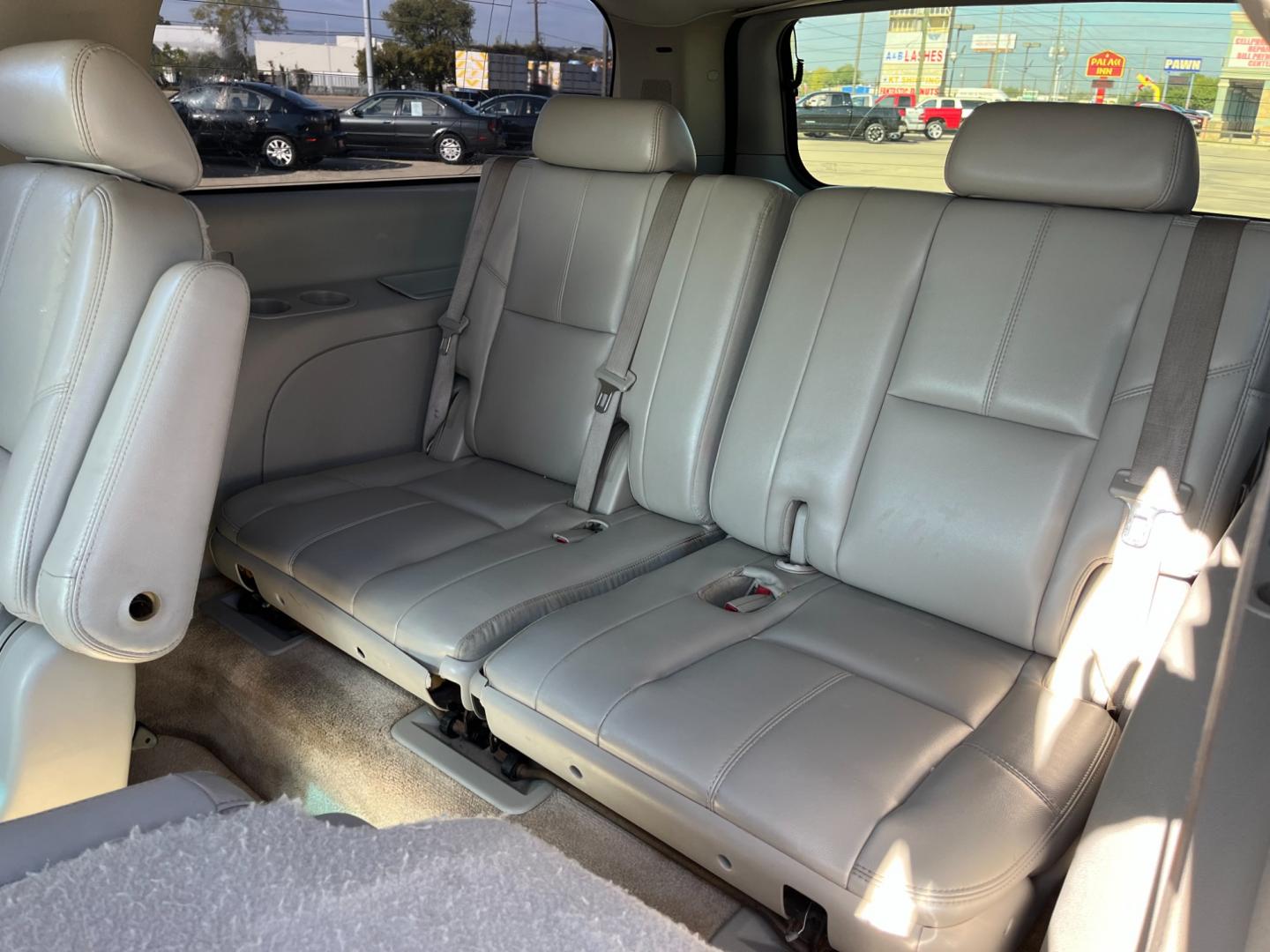 2007 SILVER /gray Chevrolet Suburban LS 1500 2WD (3GNFC16007G) with an 5.3L V8 OHV 16V FFV engine, 4-Speed Automatic Overdrive transmission, located at 14700 Tomball Parkway 249, Houston, TX, 77086, (281) 444-2200, 29.928619, -95.504074 - Photo#11