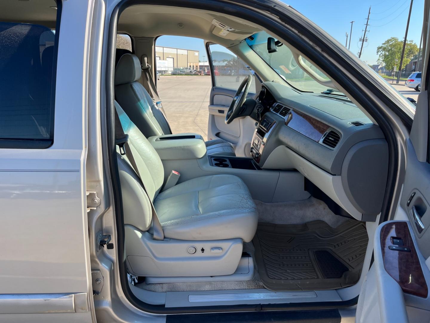 2007 SILVER /gray Chevrolet Suburban LS 1500 2WD (3GNFC16007G) with an 5.3L V8 OHV 16V FFV engine, 4-Speed Automatic Overdrive transmission, located at 14700 Tomball Parkway 249, Houston, TX, 77086, (281) 444-2200, 29.928619, -95.504074 - Photo#12