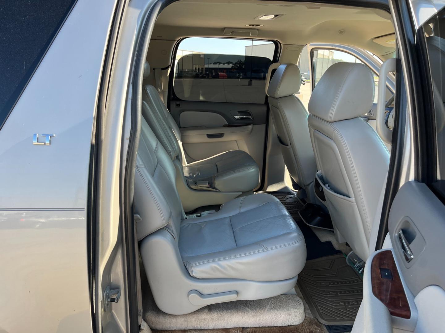 2007 SILVER /gray Chevrolet Suburban LS 1500 2WD (3GNFC16007G) with an 5.3L V8 OHV 16V FFV engine, 4-Speed Automatic Overdrive transmission, located at 14700 Tomball Parkway 249, Houston, TX, 77086, (281) 444-2200, 29.928619, -95.504074 - Photo#13