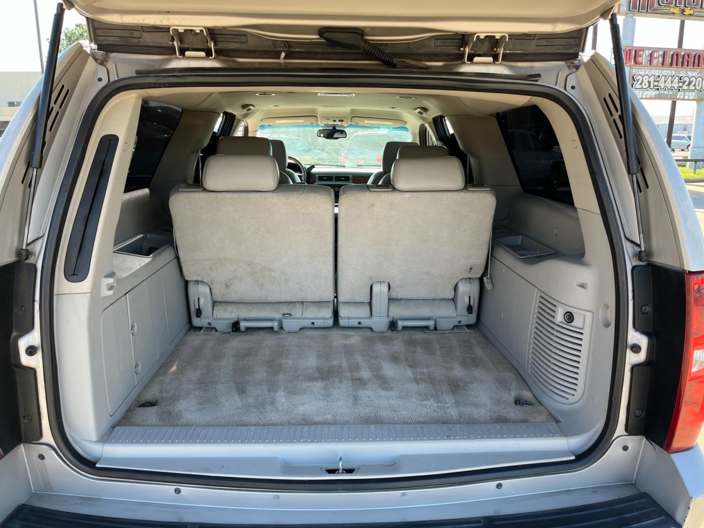 2007 SILVER /gray Chevrolet Suburban LS 1500 2WD (3GNFC16007G) with an 5.3L V8 OHV 16V FFV engine, 4-Speed Automatic Overdrive transmission, located at 14700 Tomball Parkway 249, Houston, TX, 77086, (281) 444-2200, 29.928619, -95.504074 - Photo#14