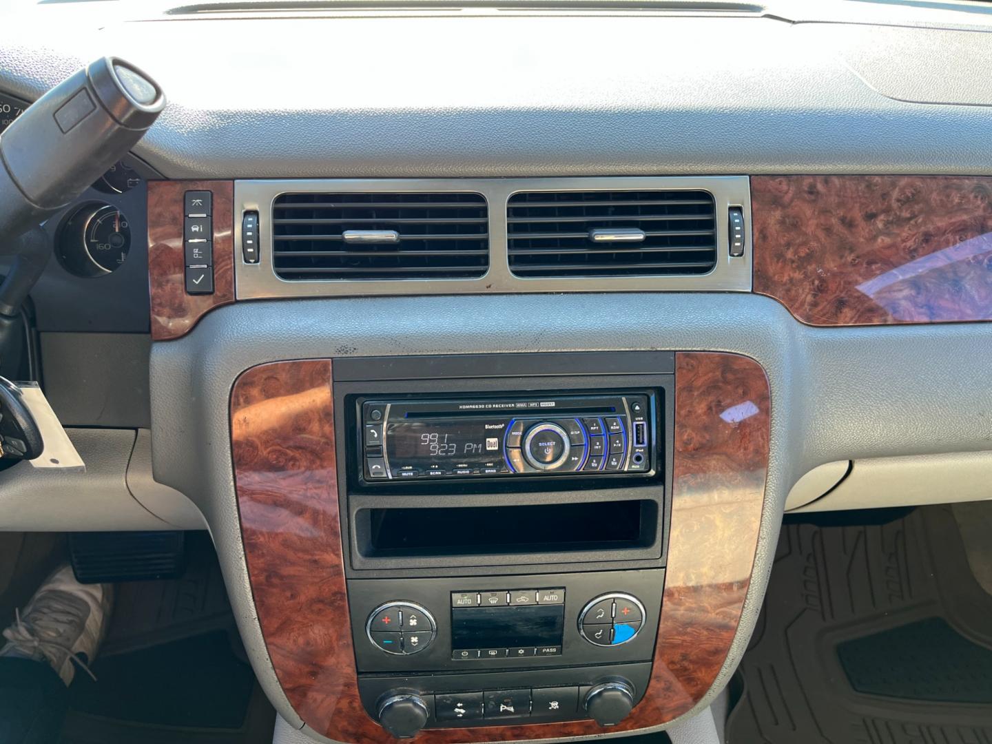 2007 SILVER /gray Chevrolet Suburban LS 1500 2WD (3GNFC16007G) with an 5.3L V8 OHV 16V FFV engine, 4-Speed Automatic Overdrive transmission, located at 14700 Tomball Parkway 249, Houston, TX, 77086, (281) 444-2200, 29.928619, -95.504074 - Photo#15