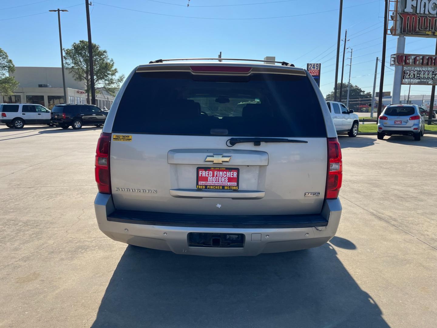 2007 SILVER /gray Chevrolet Suburban LS 1500 2WD (3GNFC16007G) with an 5.3L V8 OHV 16V FFV engine, 4-Speed Automatic Overdrive transmission, located at 14700 Tomball Parkway 249, Houston, TX, 77086, (281) 444-2200, 29.928619, -95.504074 - Photo#5