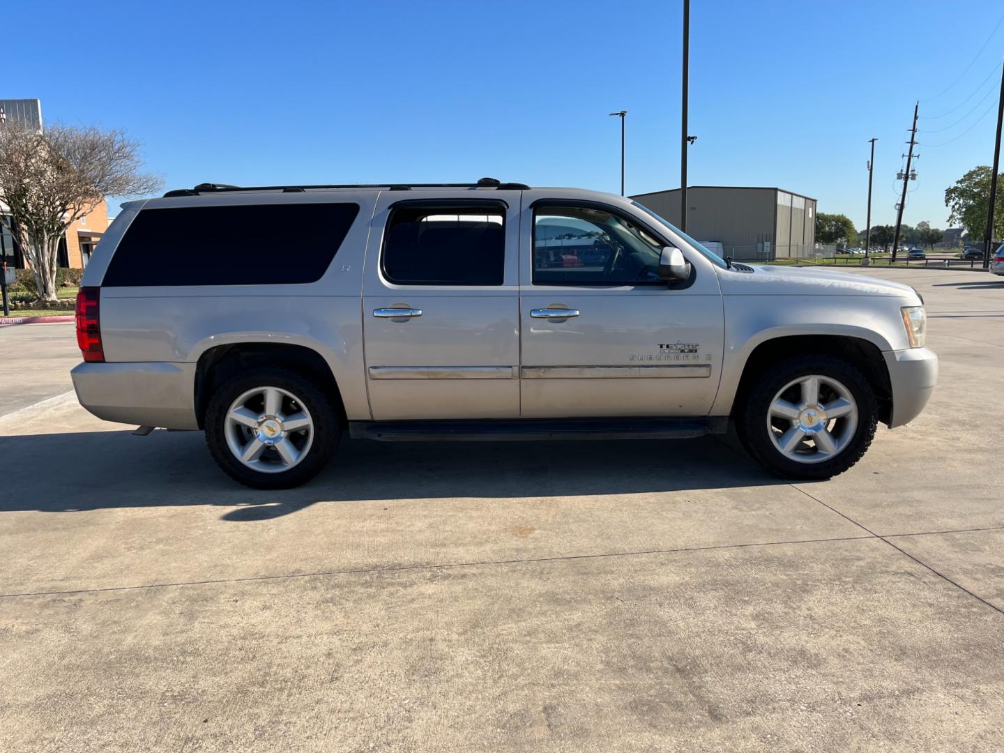 2007 SILVER /gray Chevrolet Suburban LS 1500 2WD (3GNFC16007G) with an 5.3L V8 OHV 16V FFV engine, 4-Speed Automatic Overdrive transmission, located at 14700 Tomball Parkway 249, Houston, TX, 77086, (281) 444-2200, 29.928619, -95.504074 - Photo#7