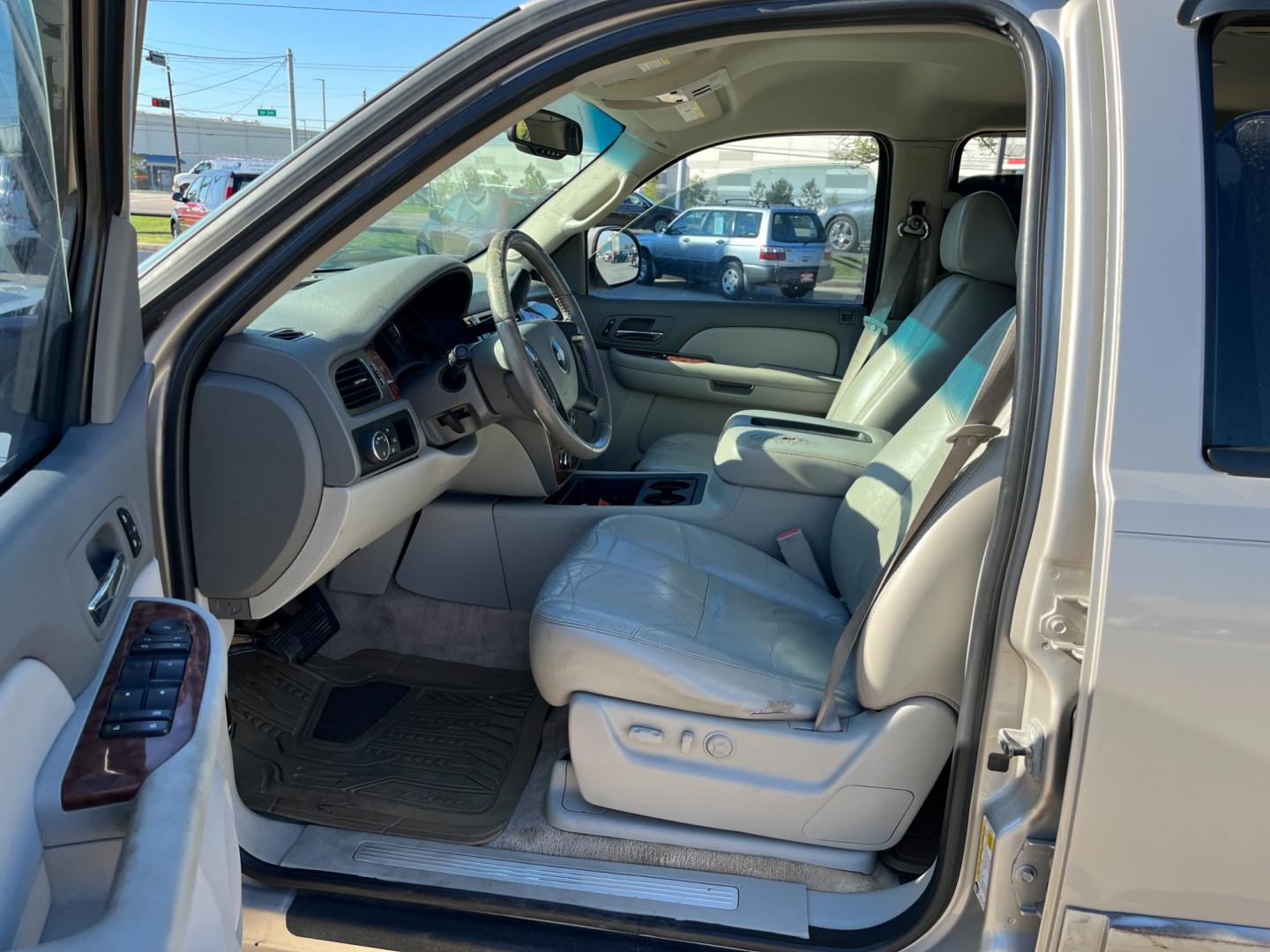 2007 SILVER /gray Chevrolet Suburban LS 1500 2WD (3GNFC16007G) with an 5.3L V8 OHV 16V FFV engine, 4-Speed Automatic Overdrive transmission, located at 14700 Tomball Parkway 249, Houston, TX, 77086, (281) 444-2200, 29.928619, -95.504074 - Photo#8