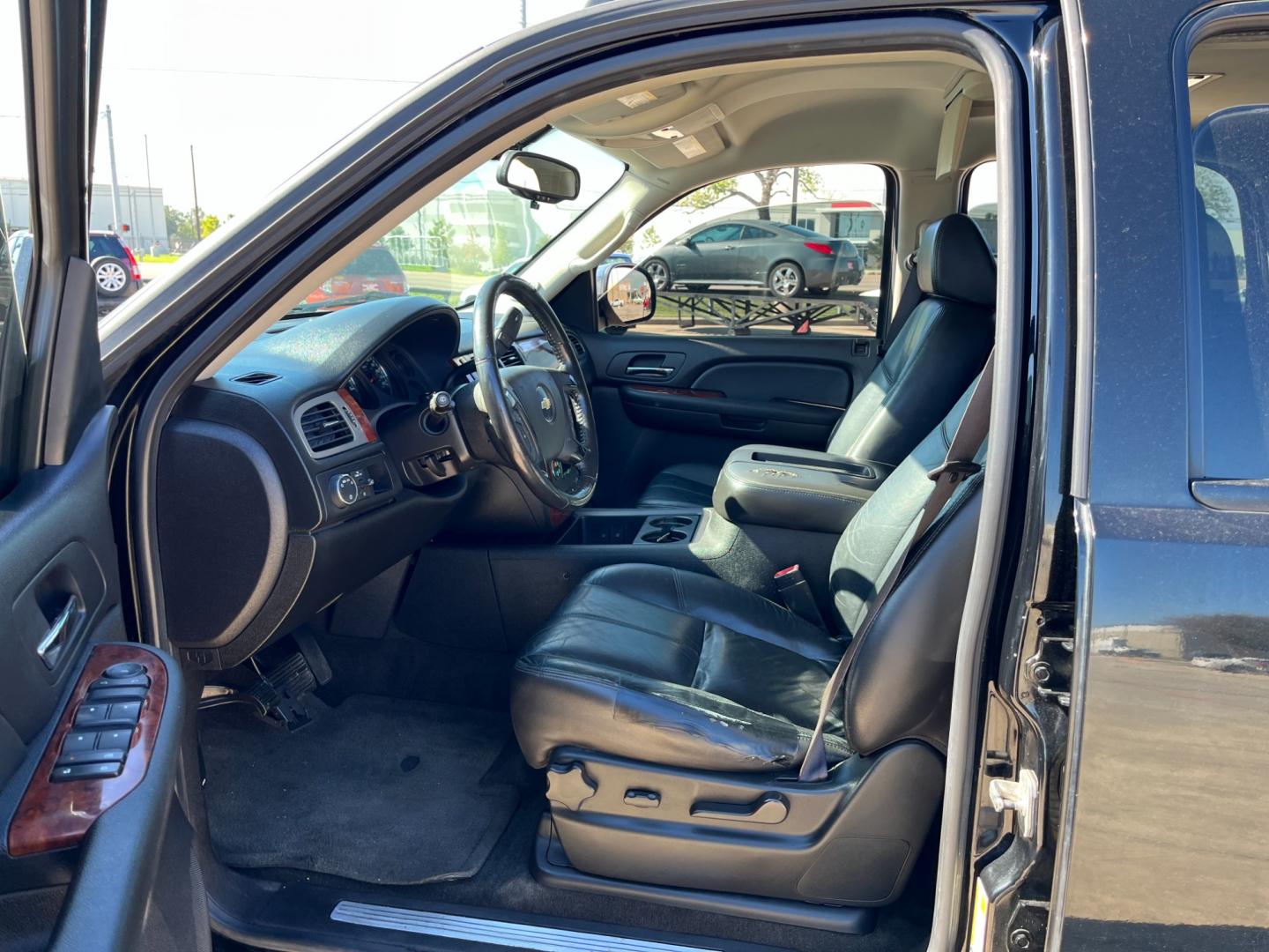 2009 Black /black Chevrolet Tahoe LT1 2WD (1GNFC23099R) with an 5.3L V8 OHV 16V FFV engine, 6-Speed Automatic transmission, located at 14700 Tomball Parkway 249, Houston, TX, 77086, (281) 444-2200, 29.928619, -95.504074 - Photo#8