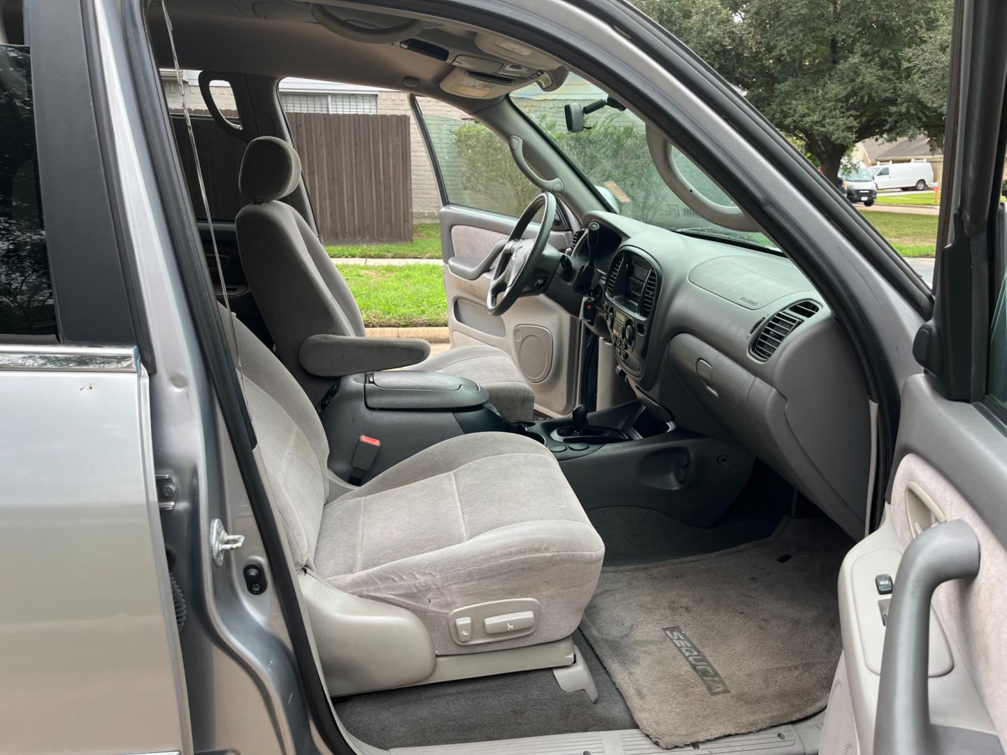 2001 SILVER /gray Toyota Sequoia SR5 4WD (5TDBT44AX1S) with an 4.7L V8 SOHC 16V engine, 4-Speed Automatic Overdrive transmission, located at 14700 Tomball Parkway 249, Houston, TX, 77086, (281) 444-2200, 29.928619, -95.504074 - Photo#9