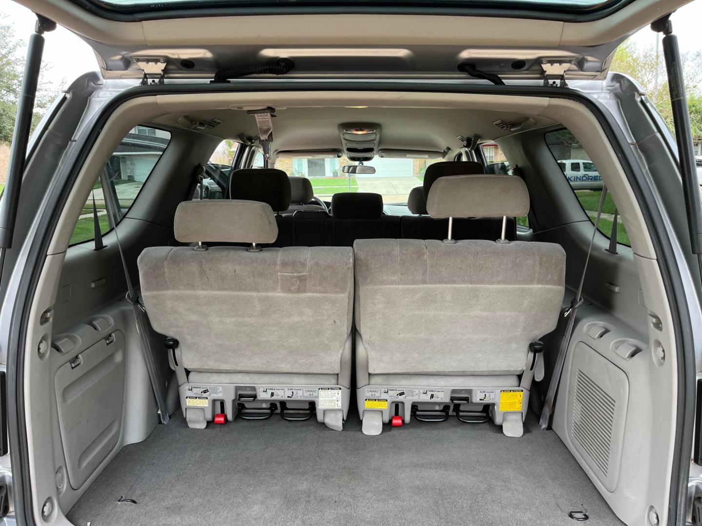 2001 SILVER /gray Toyota Sequoia SR5 4WD (5TDBT44AX1S) with an 4.7L V8 SOHC 16V engine, 4-Speed Automatic Overdrive transmission, located at 14700 Tomball Parkway 249, Houston, TX, 77086, (281) 444-2200, 29.928619, -95.504074 - Photo#12